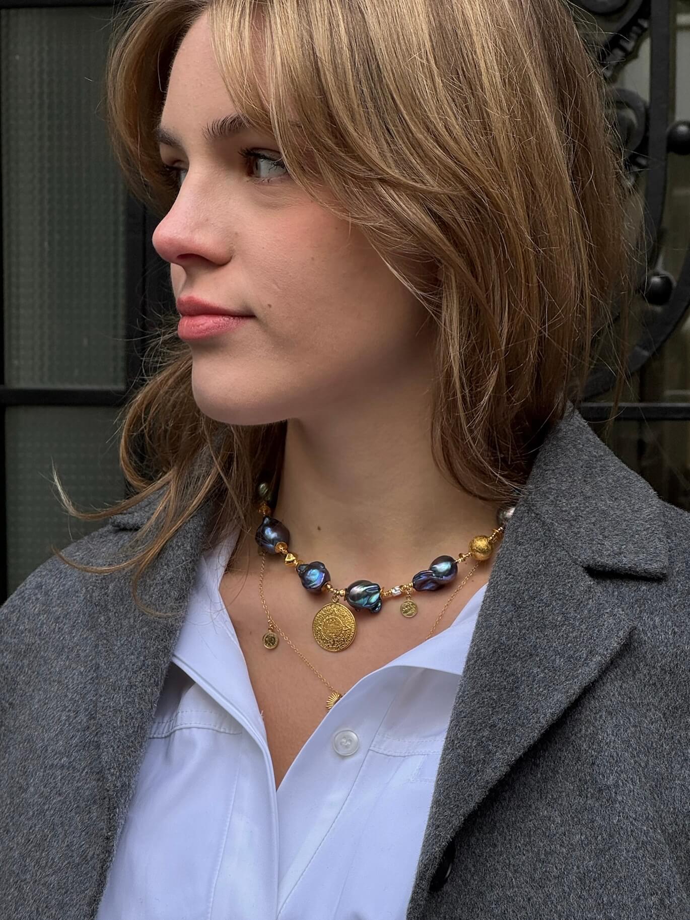 Naszyjnik z grafitowych pereł barokowych na modelce – stylizacja casual