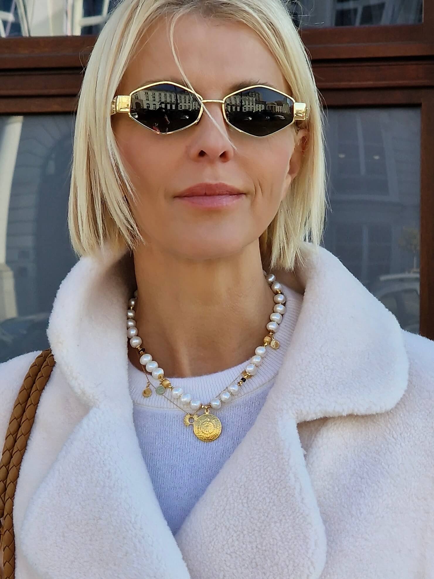 Naszyjnik z białych pereł w stylizacji casual