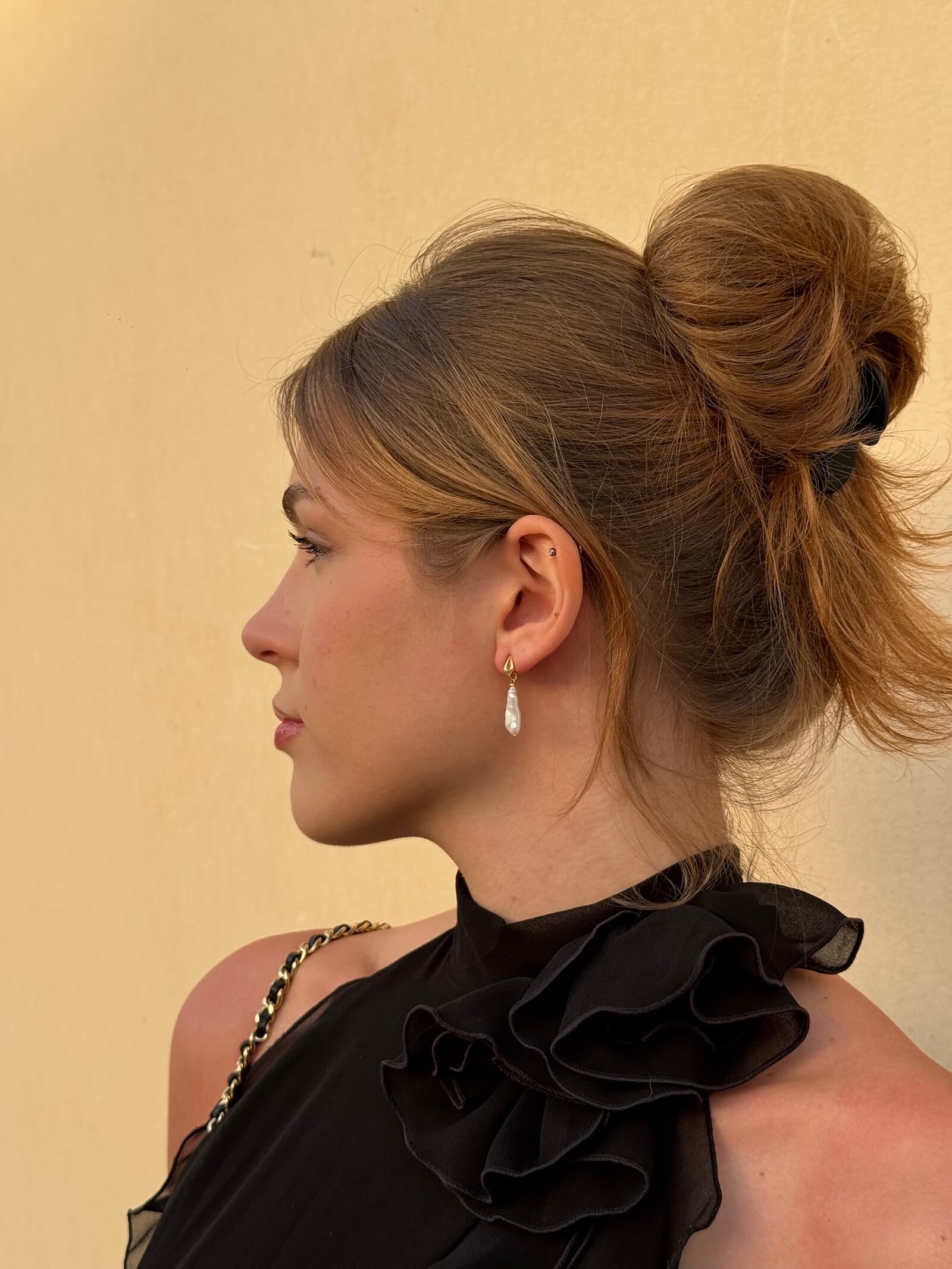 Kolczyki z białą podłużną perłą