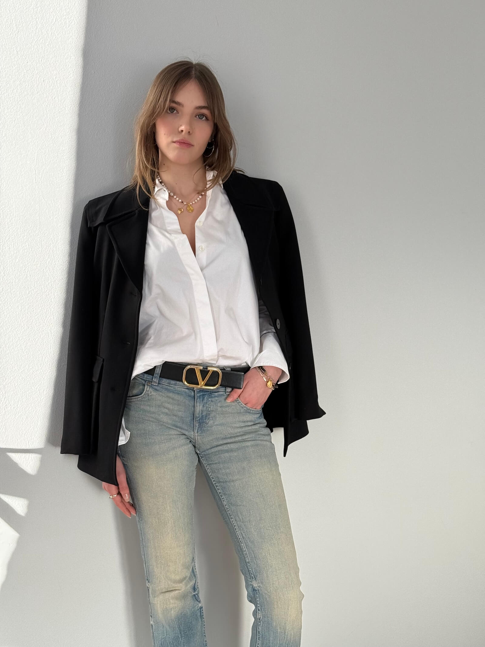 White Pearl Necklace with a Pendant - Sun Drawing