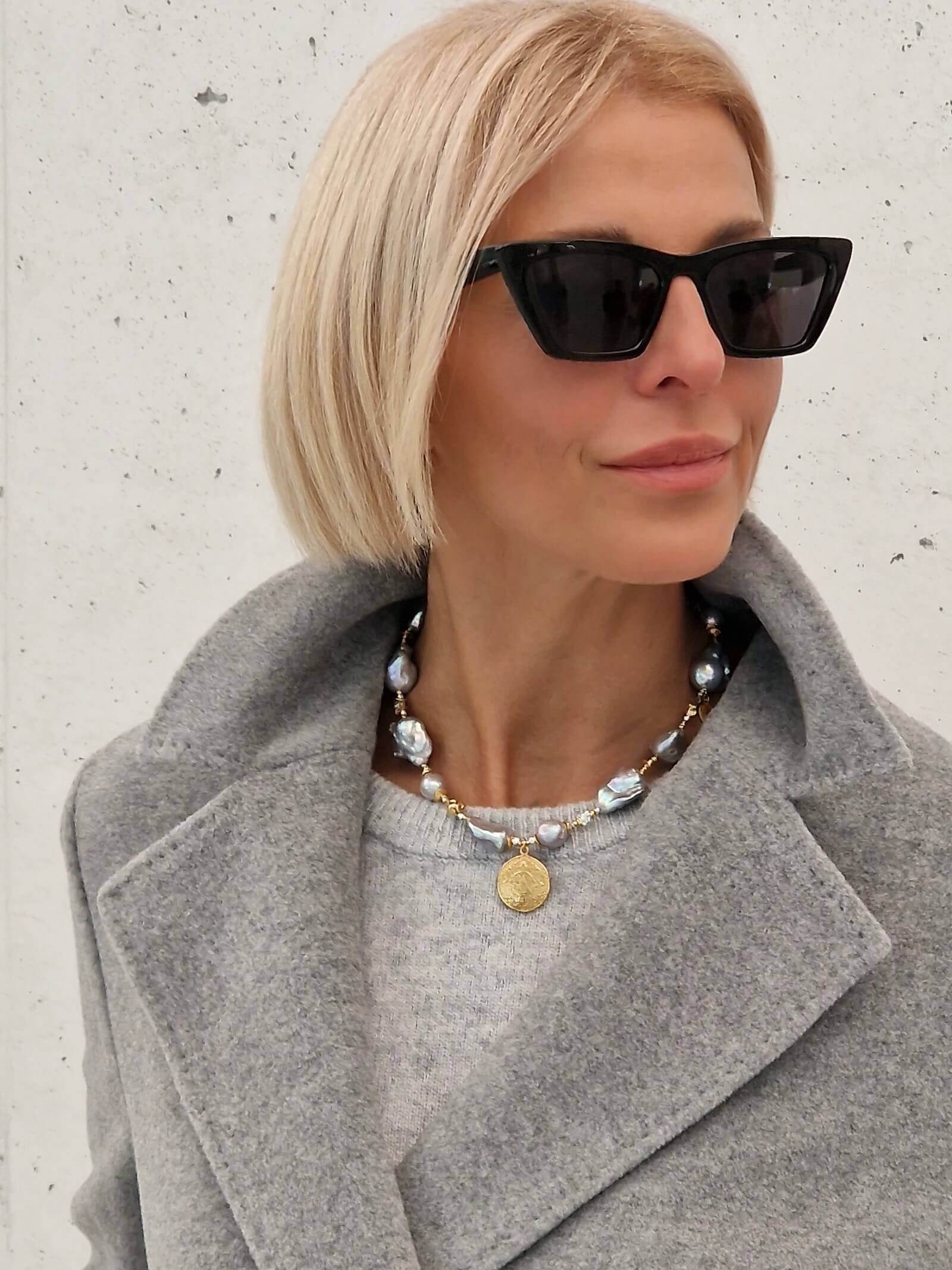 Naszyjnik z Szarych Pereł Barokowych z Pozłacaną Zawieszką na modelce w szarym płaszczu - ULASIENICKA