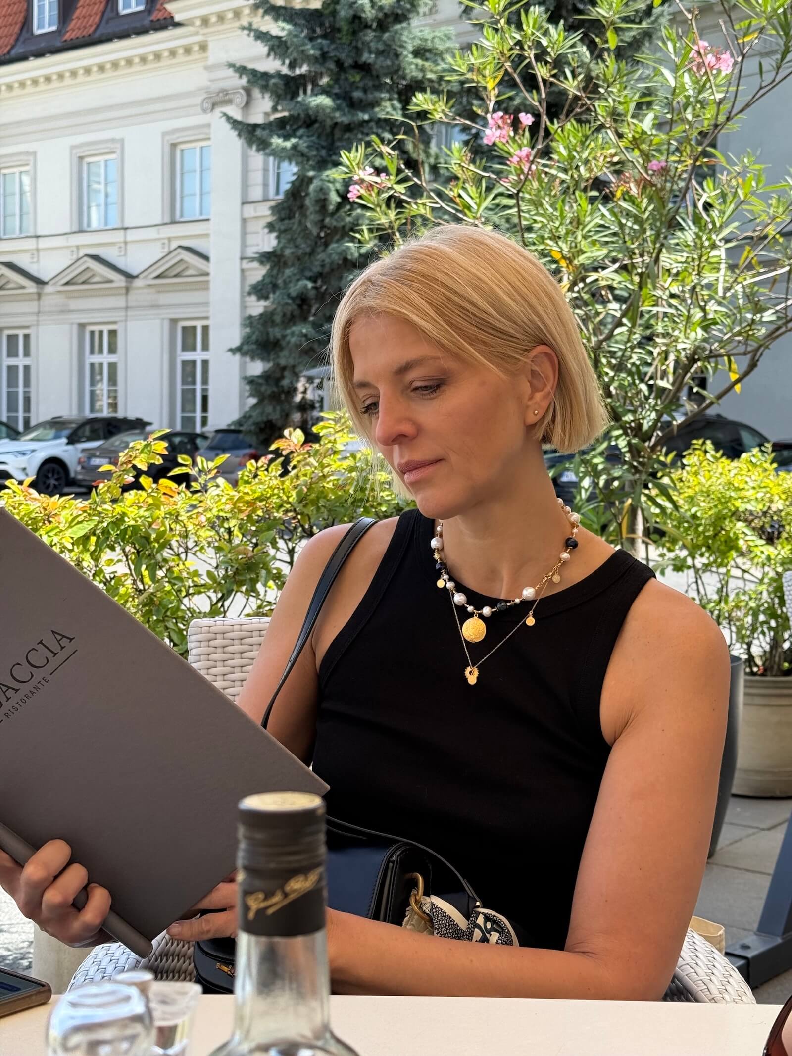 Naszyjnik z białych i czarnych pereł w codziennej stylizacji