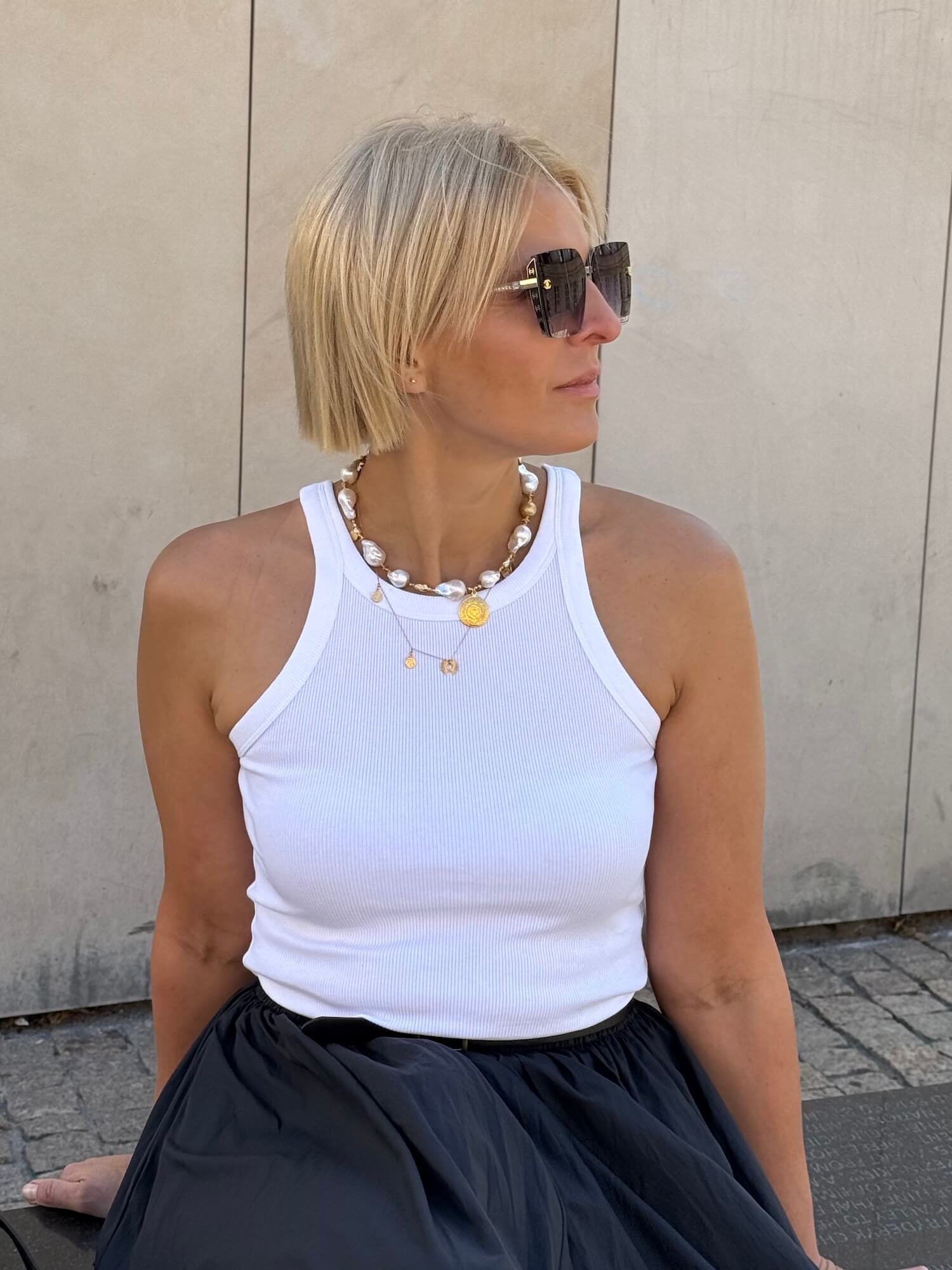 Naszyjnik z białych pereł barokowych noszony na co dzień