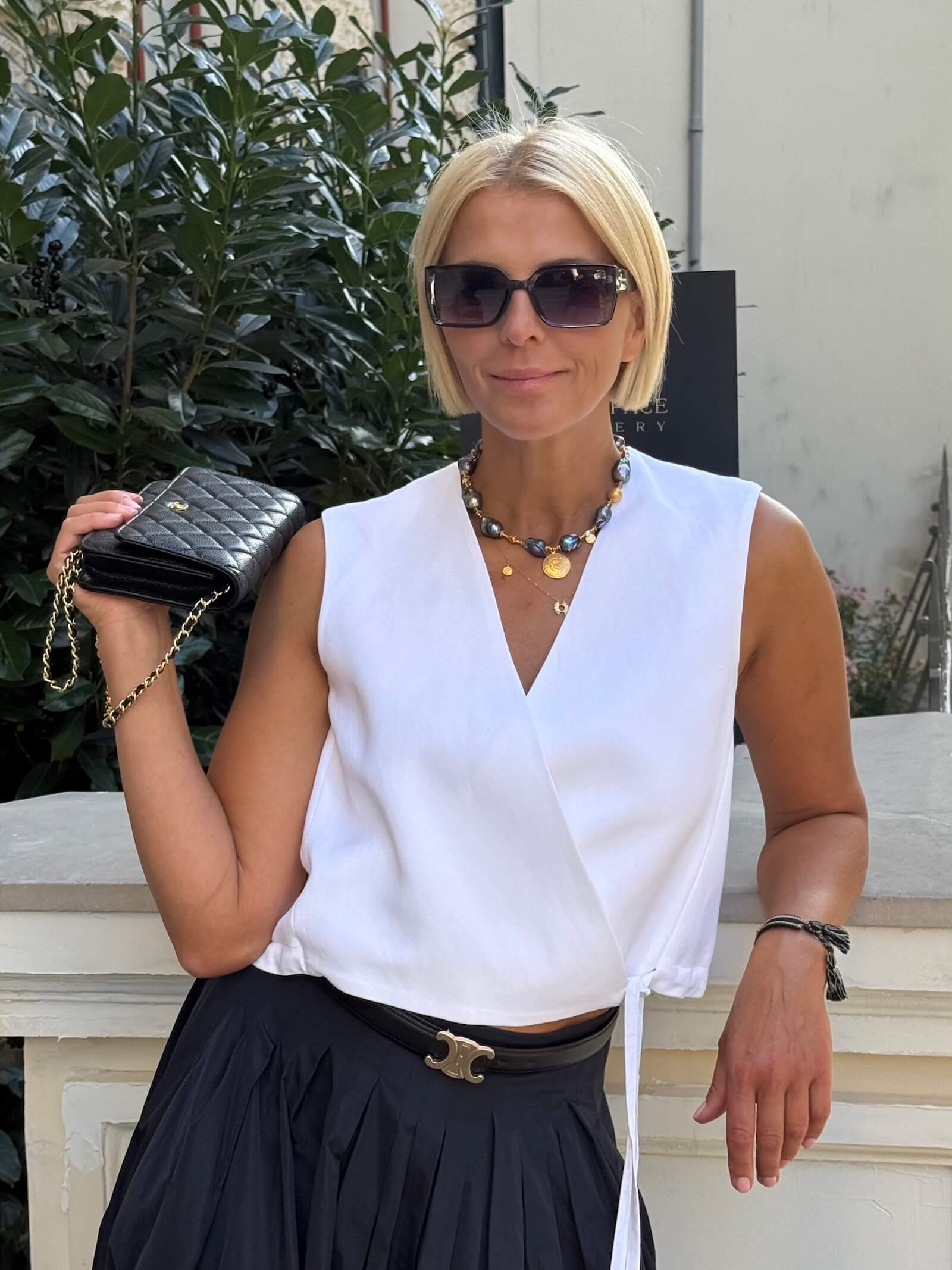 Naszyjnik z grafitowych pereł barokowych noszony latem