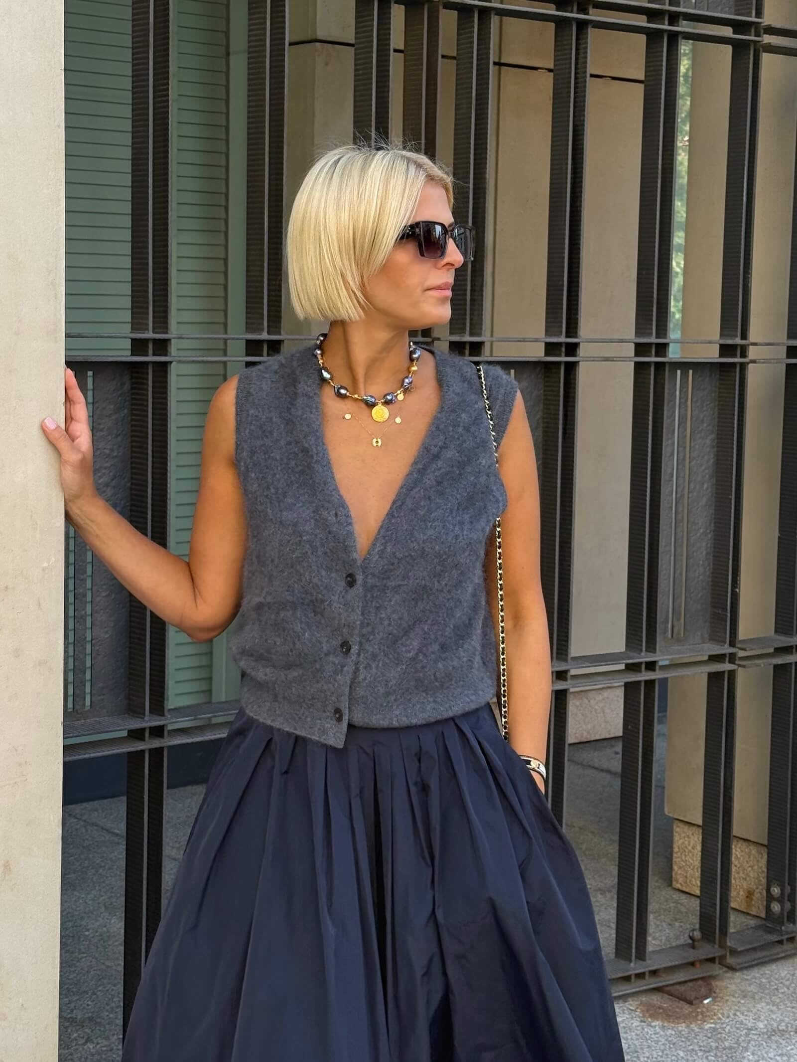 Naszyjnik z Grafitowych Pereł Barokowych z Pozłacaną Zawieszką - ULASIENICKA