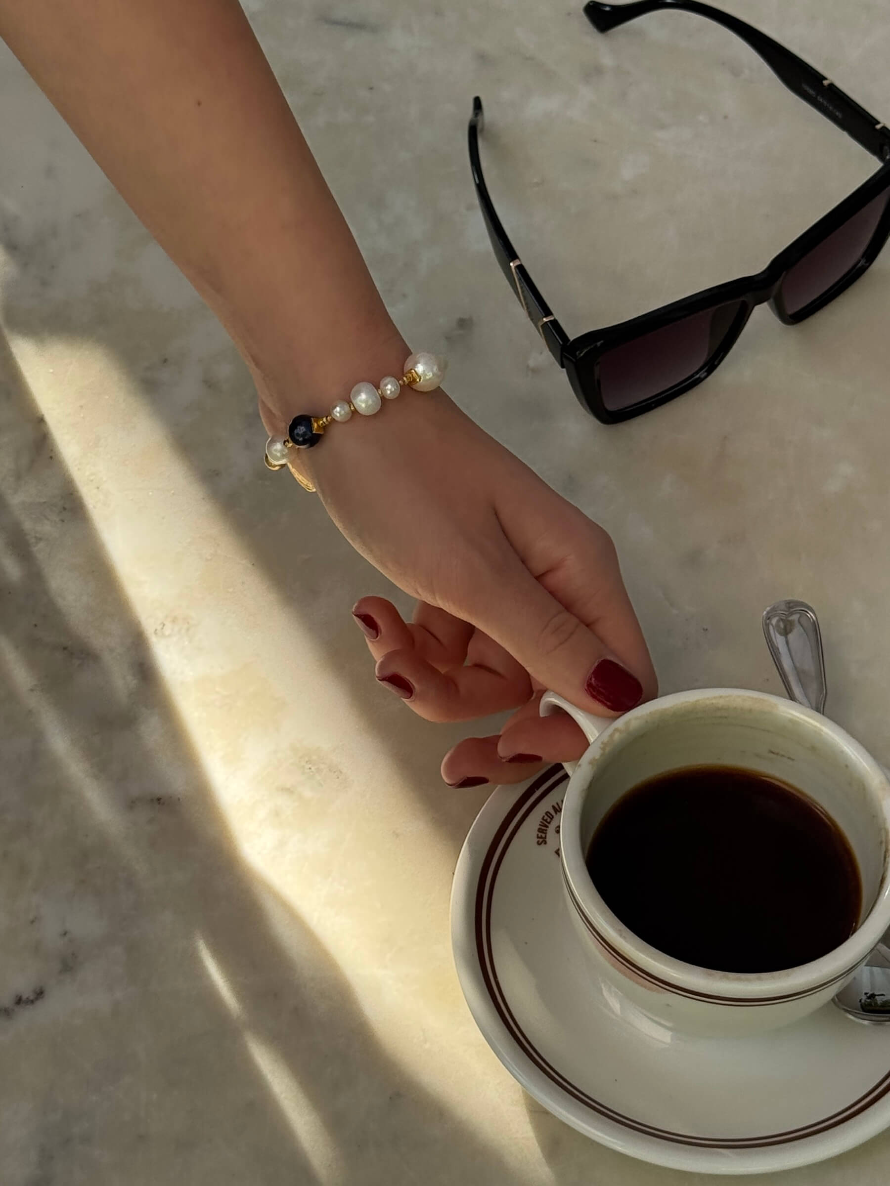 Armband aus weißen und schwarzen Perlen