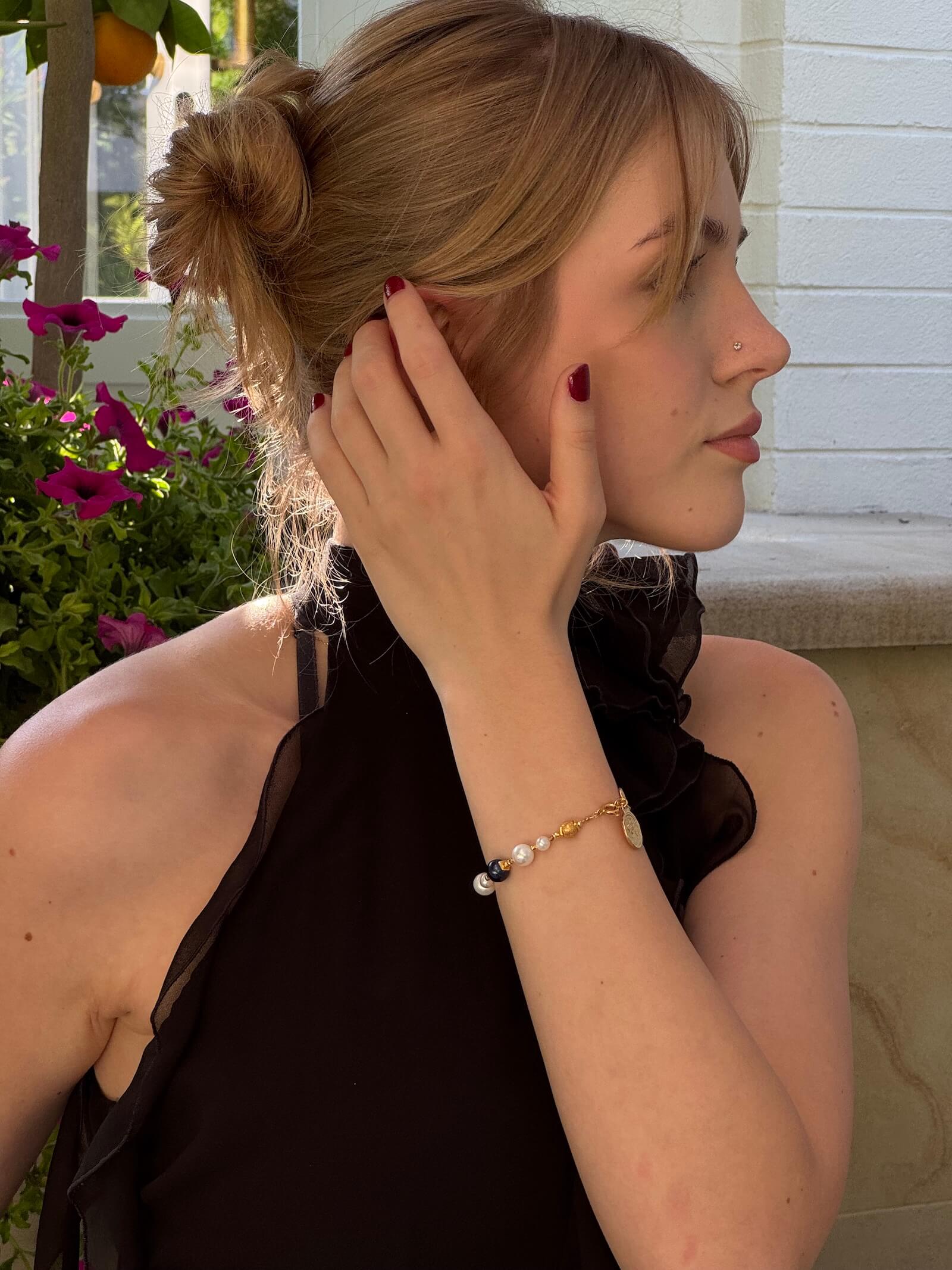 Armband aus weißen und schwarzen Perlen