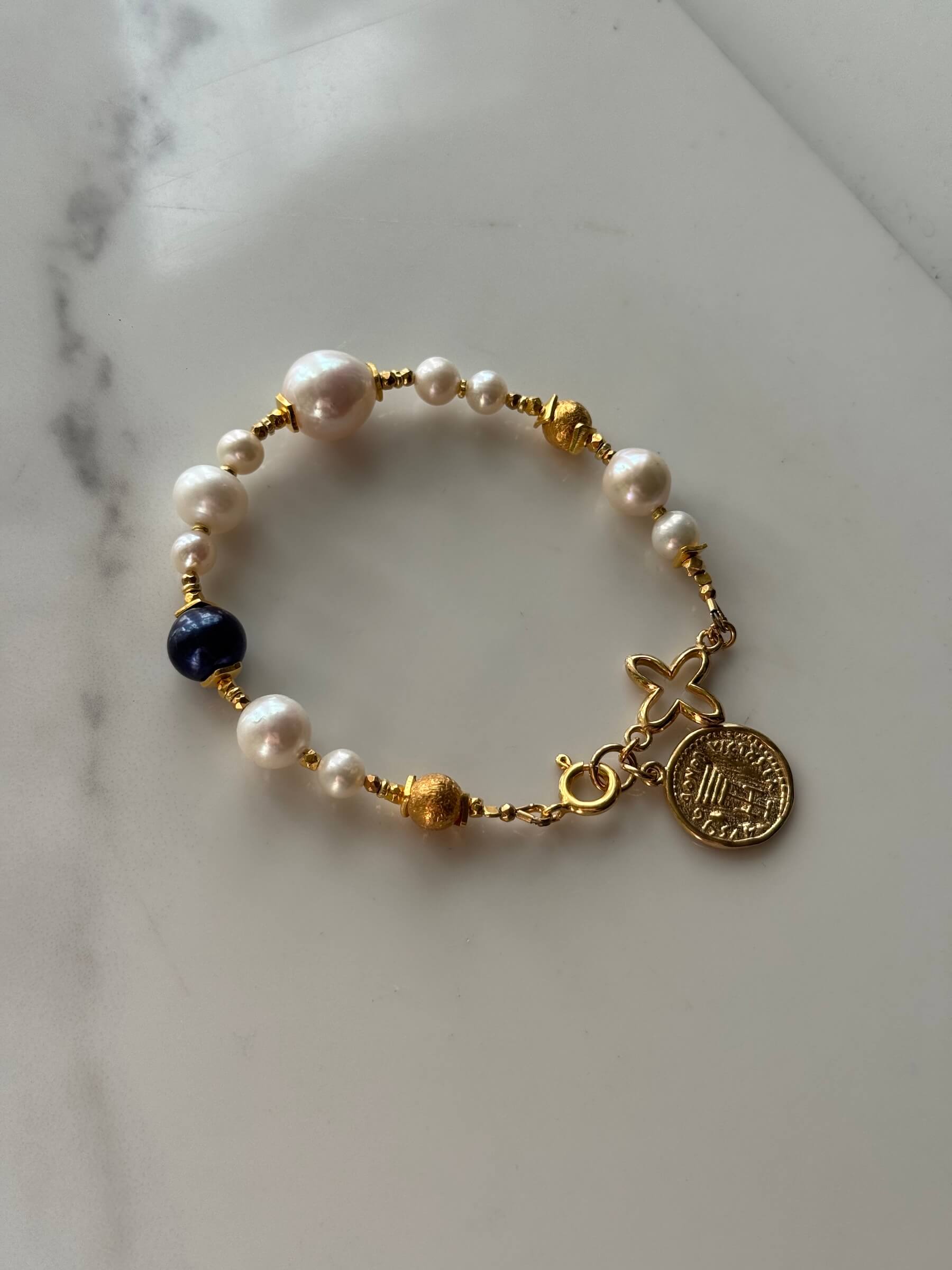 Armband aus weißen und schwarzen Perlen