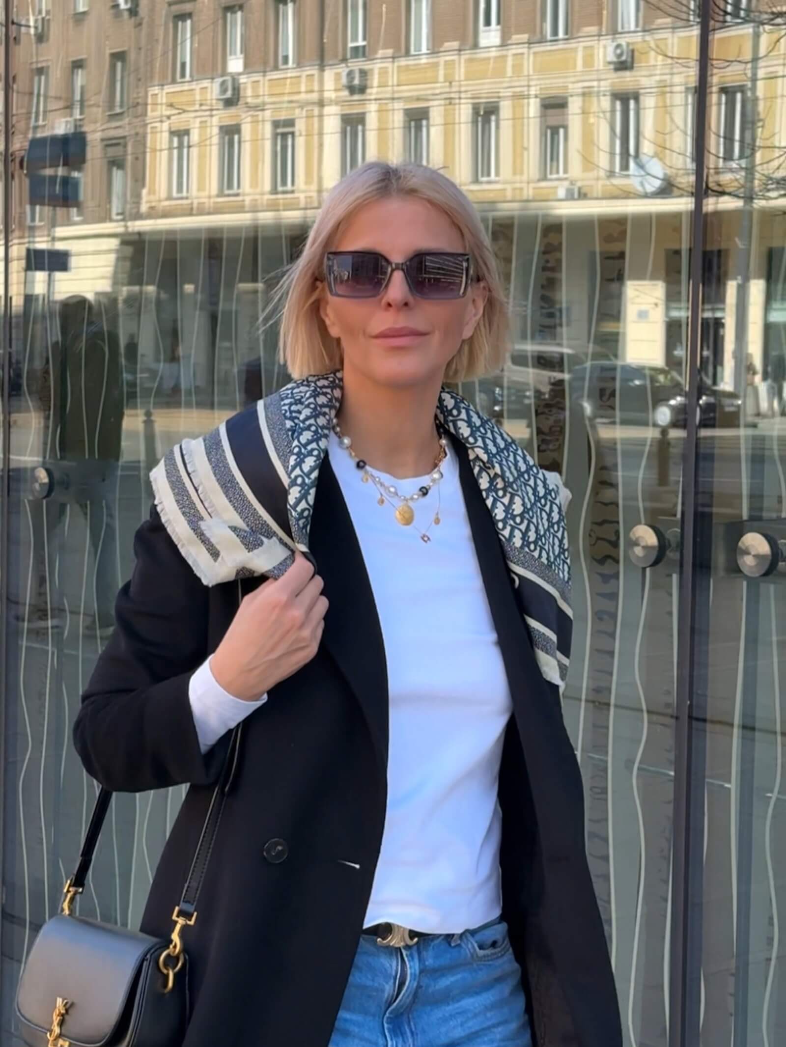 Naszyjnik z białych i czarnych pereł w eleganckiej stylizacji biznesowej