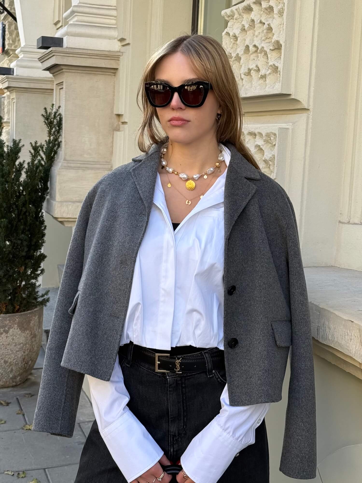 Naszyjnik z białych pereł barokowych na modelce – stylizacja miejska