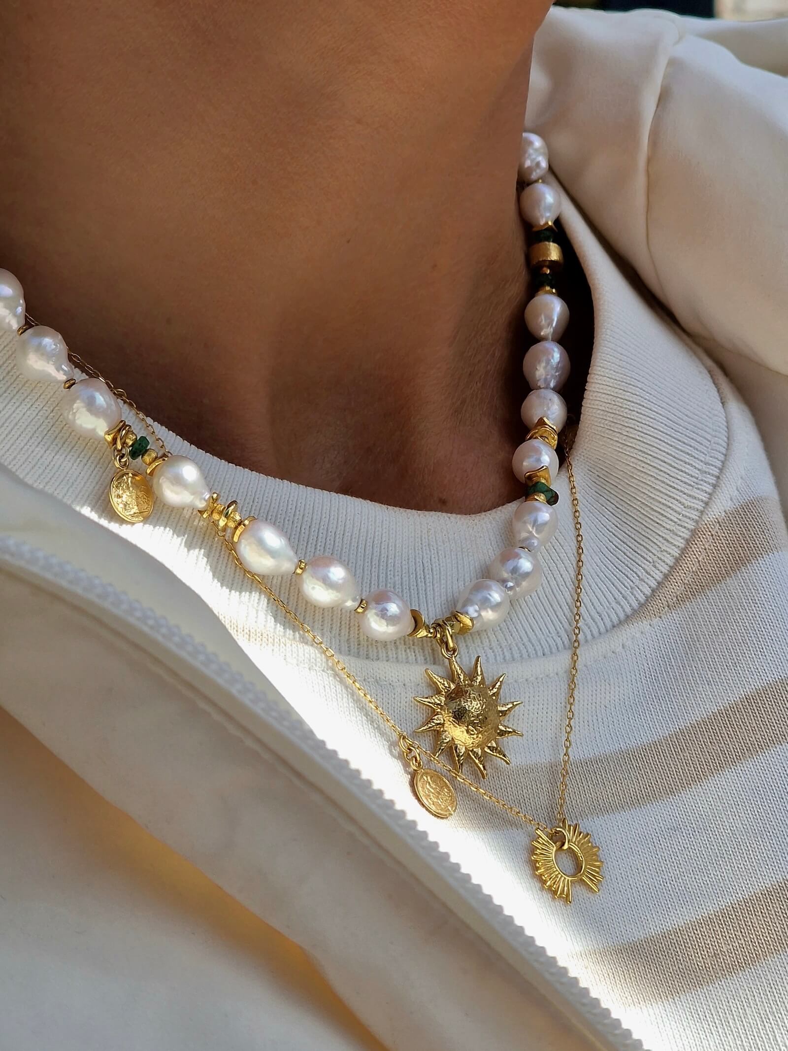 Naszyjnik z Białych Pereł ze Szmaragdem z Zawieszką - Słońce