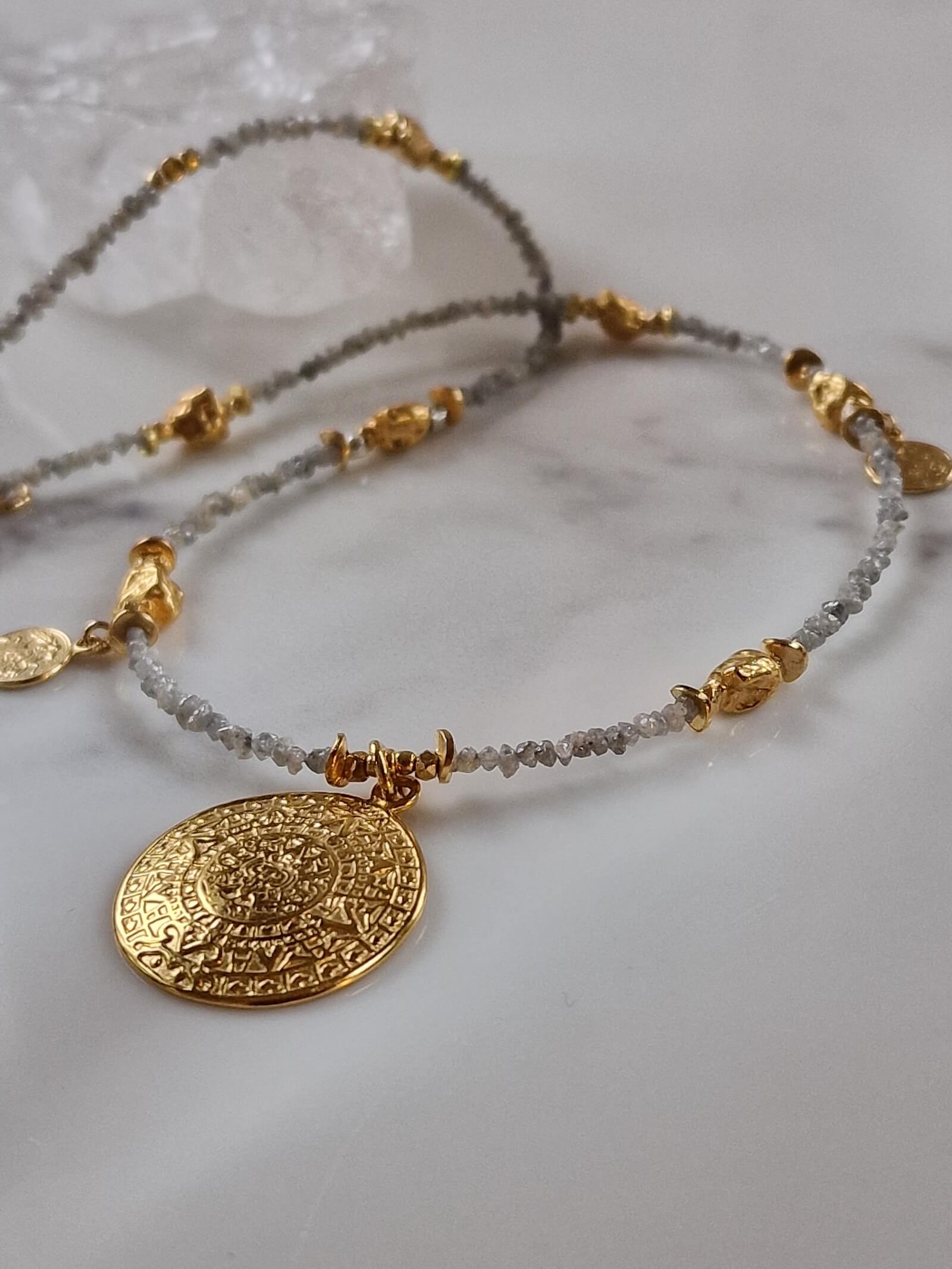 Naszyjnik z Surowego Szarego Diamentu z Zawieszką - Moneta Azteków