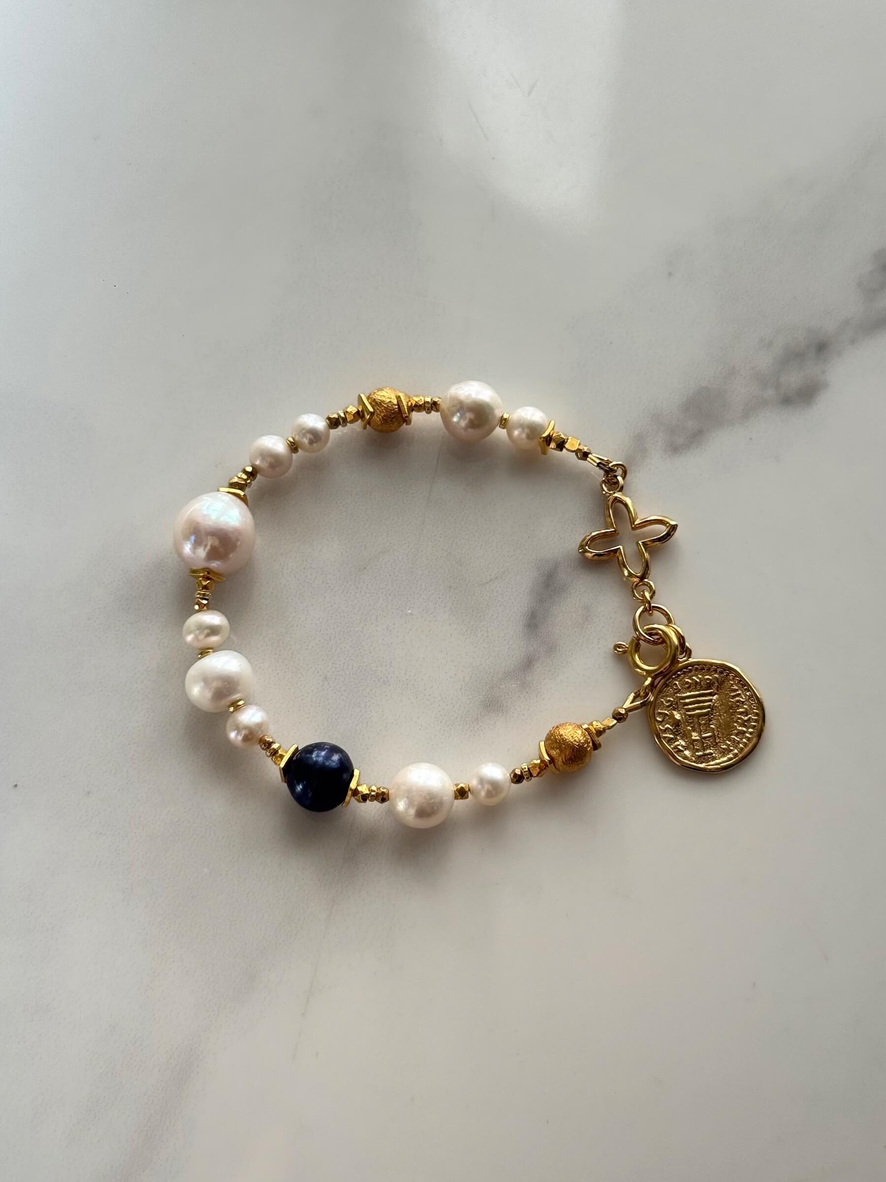 Armband aus weißen und schwarzen Perlen