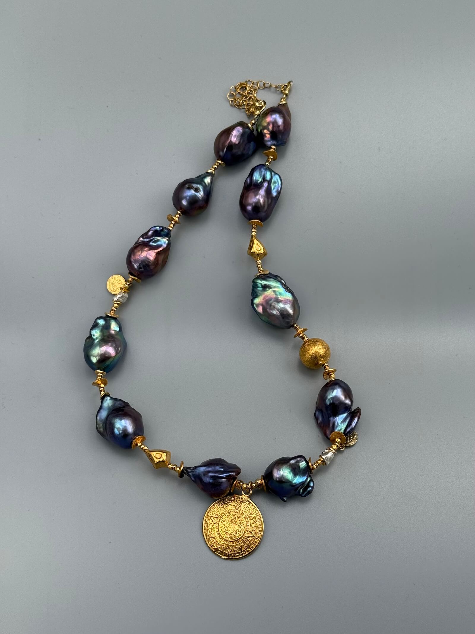 Packshot naszyjnika z grafitowych pereł barokowych z monetą Azteków – ULASIENICKA