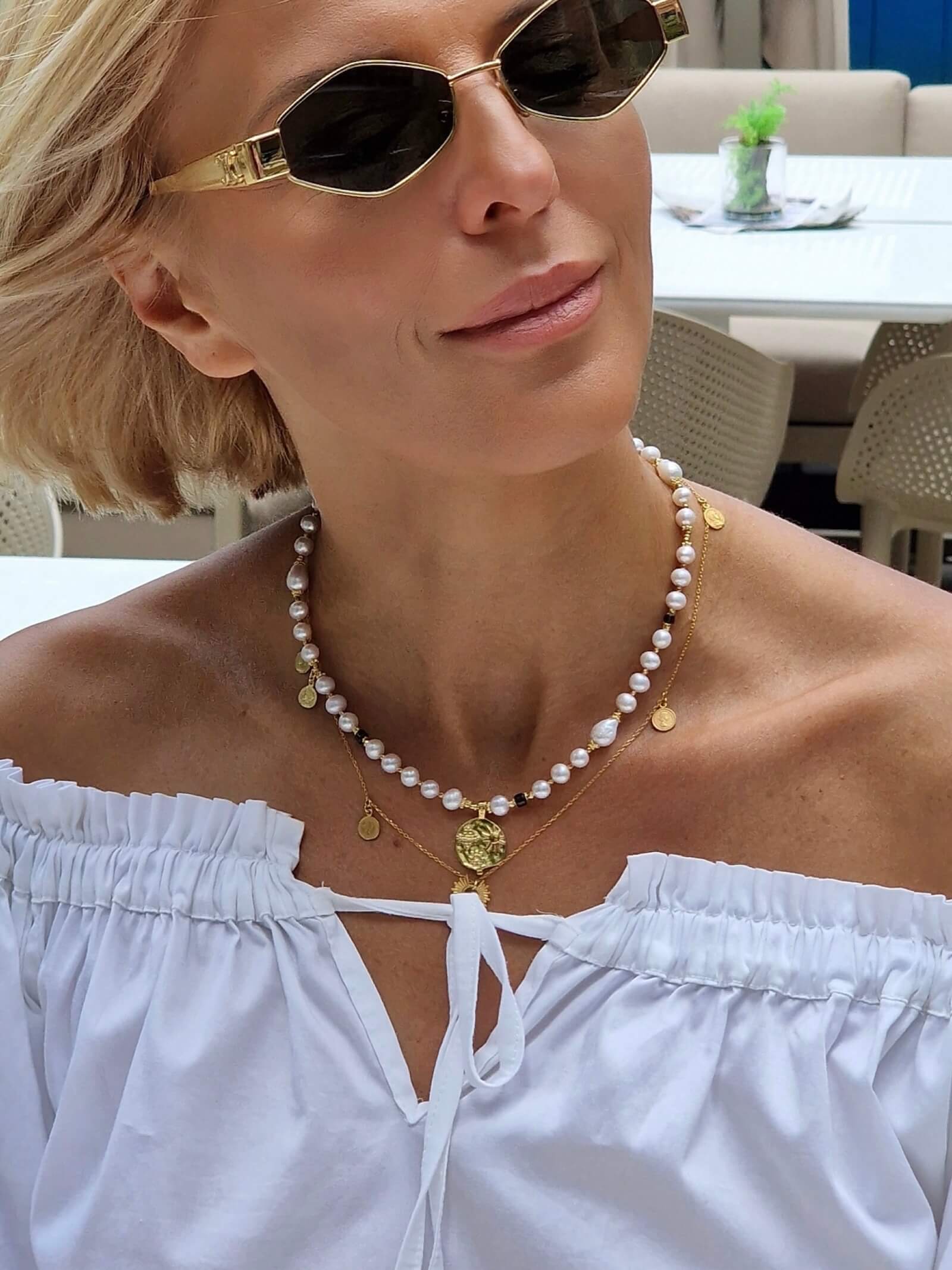 White Pearl Necklace with a Pendant - Sun Drawing