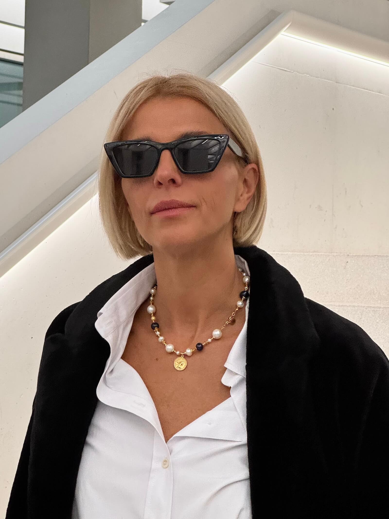 Naszyjnik z białych i czarnych pereł w eleganckiej stylizacji