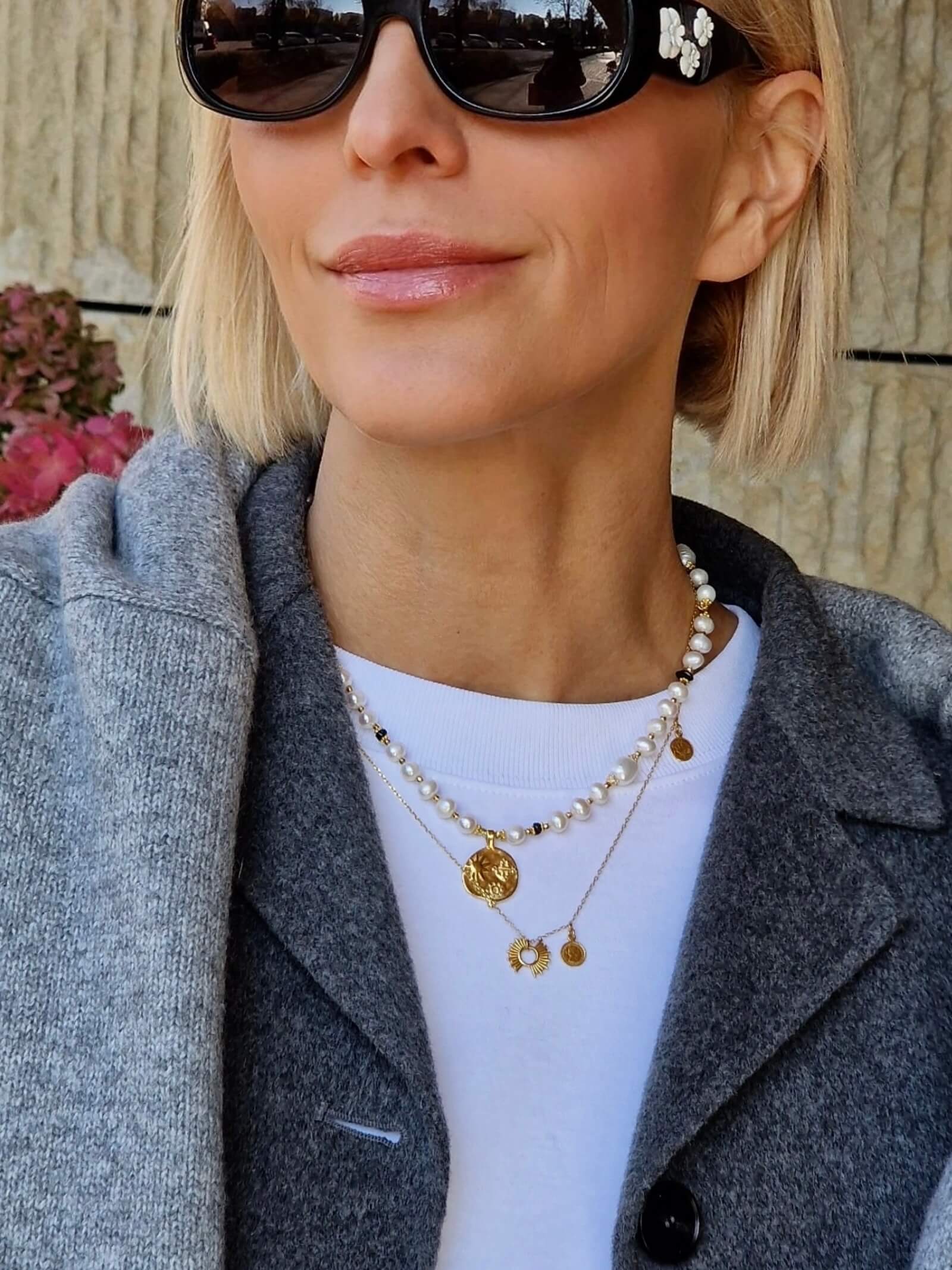 White Pearl Necklace with a Pendant - Sun Drawing