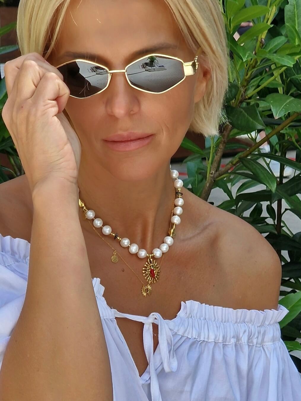 Zbliżenie na naszyjnik z białych pereł na modelce