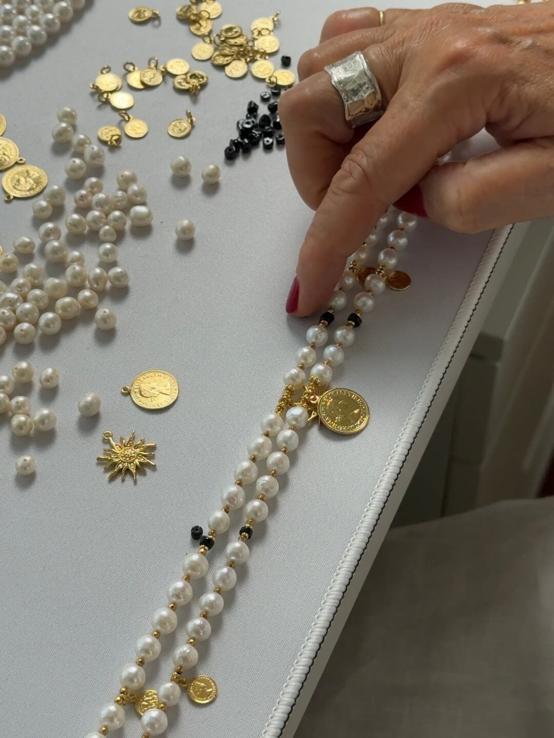 Halskette aus weißen Perlen mit Anhänger – Münze