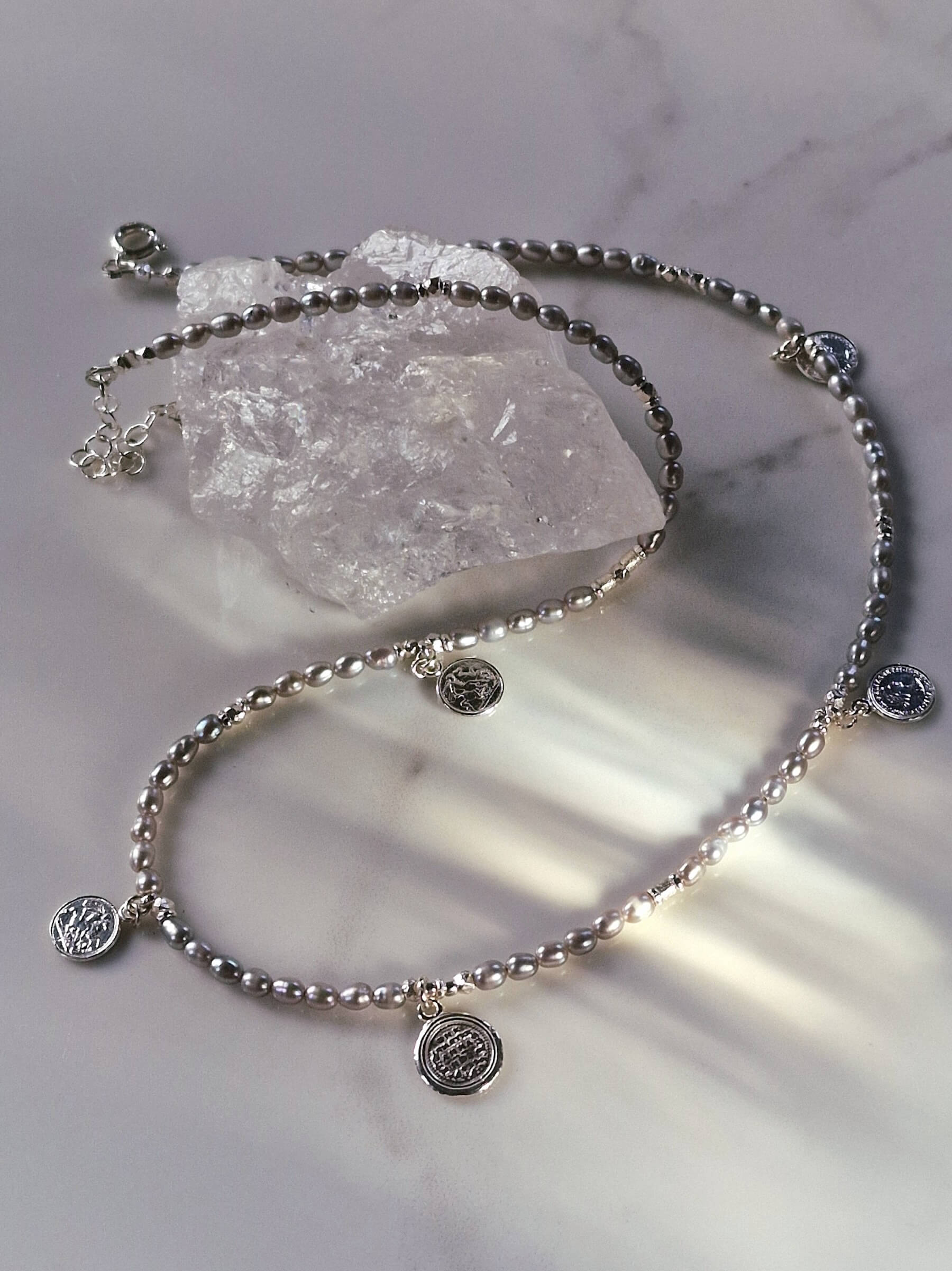 Naszyjnik z Szarych Pereł z Monetkami - Srebro 925