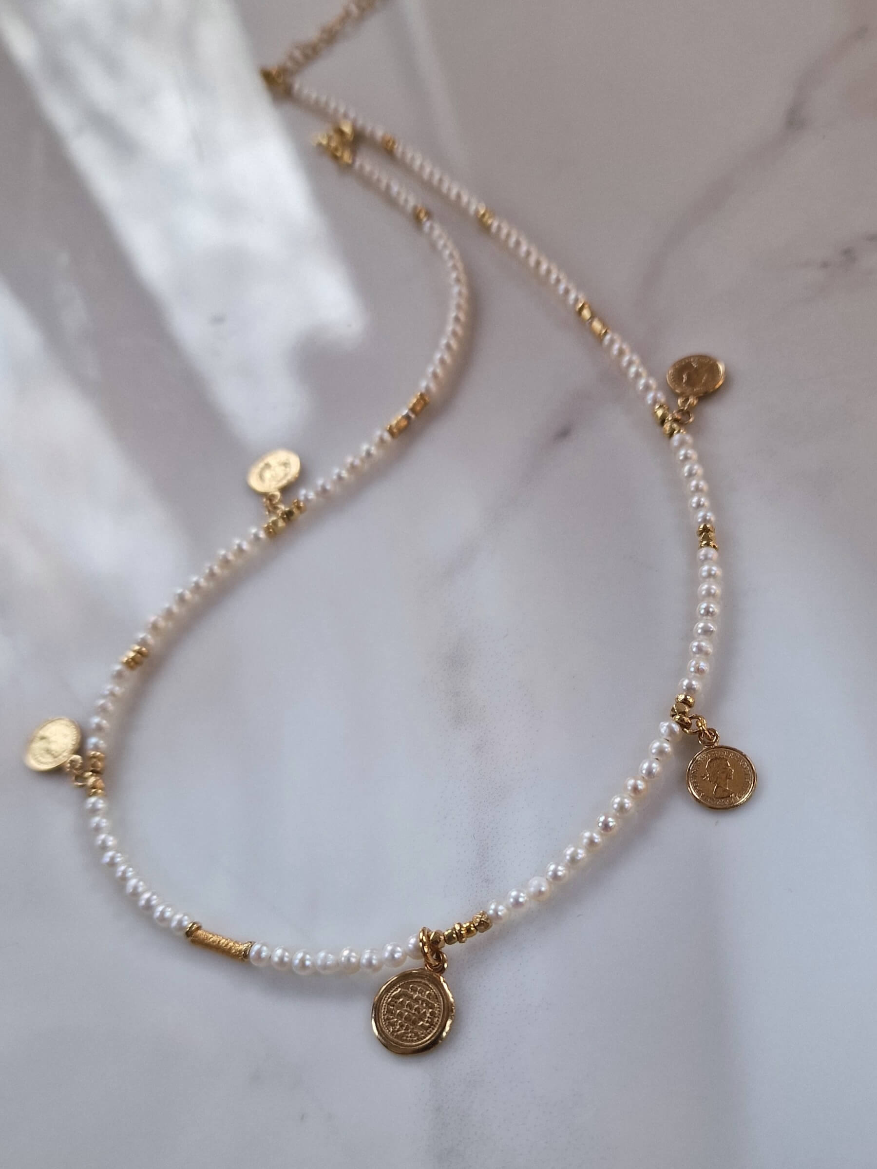 Naszyjnik z Szarych Pereł z Monetkami