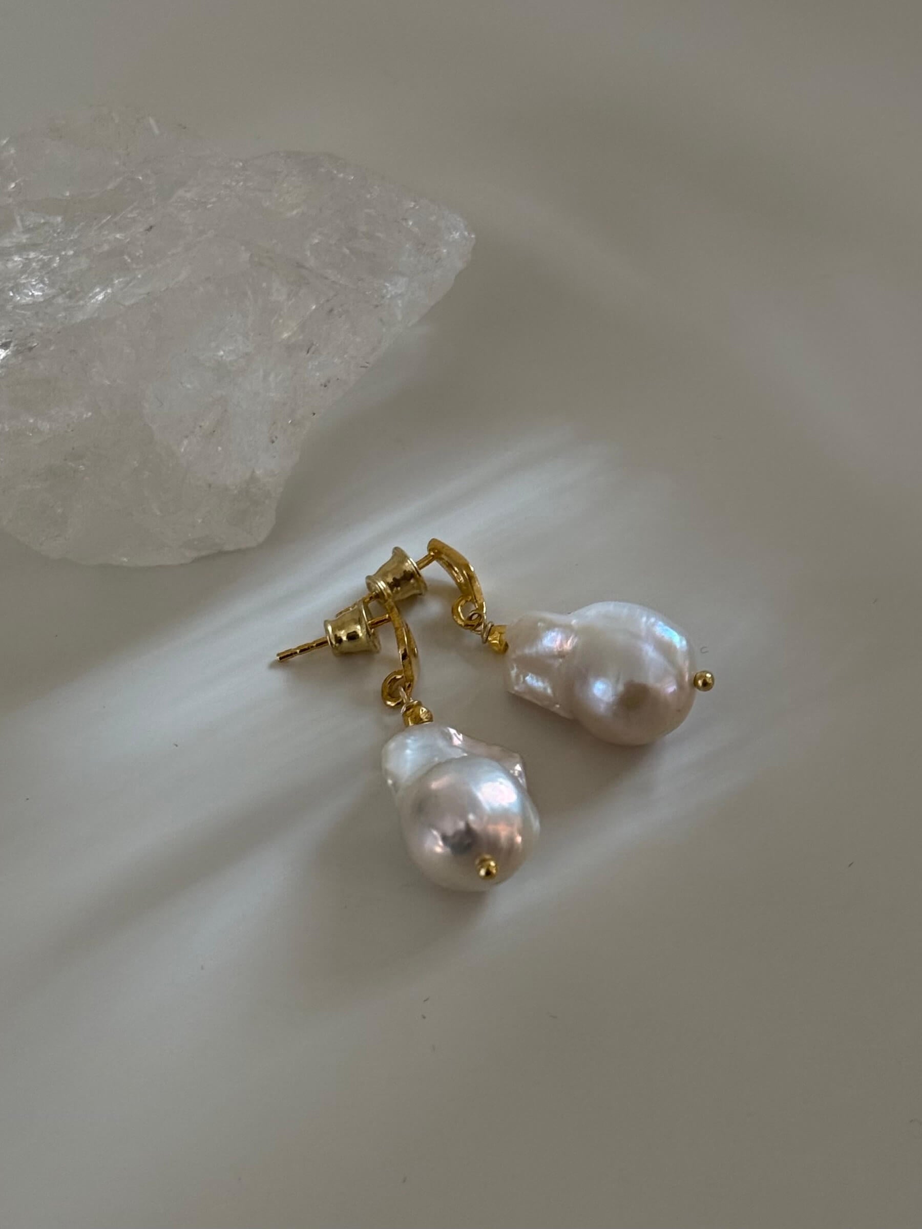 Earrings with white baroque pearl