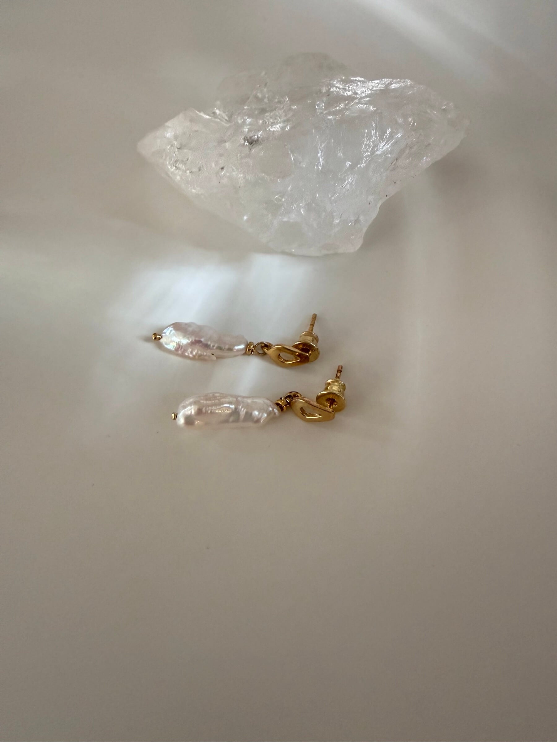 Kolczyki z białą podłużną perłą