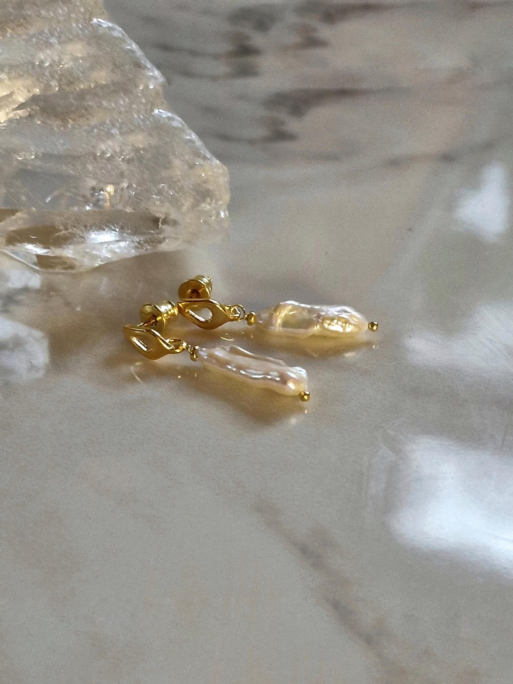 Kolczyki z białą podłużną perłą