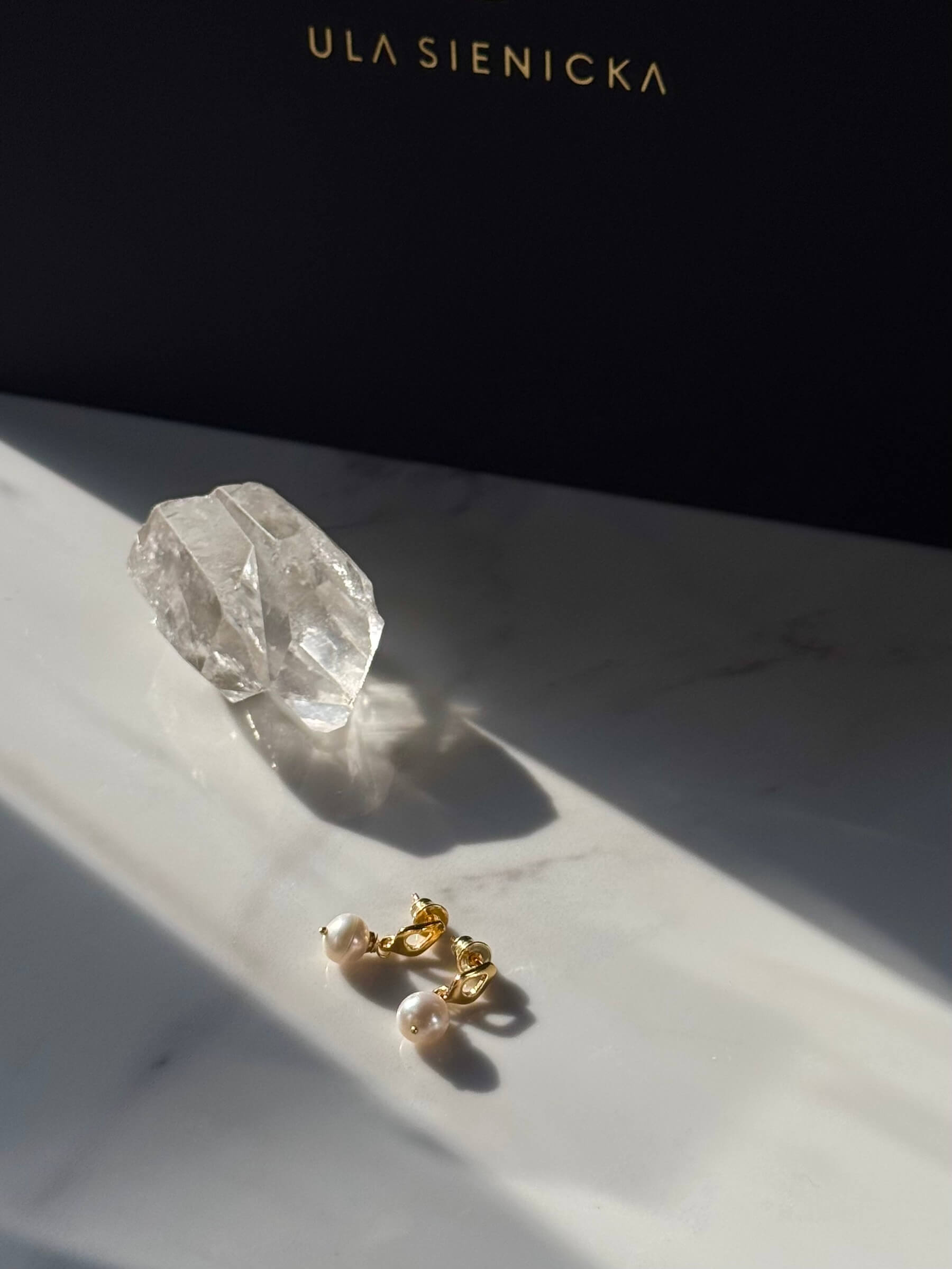 Kolczyki z okrągłą białą perełką