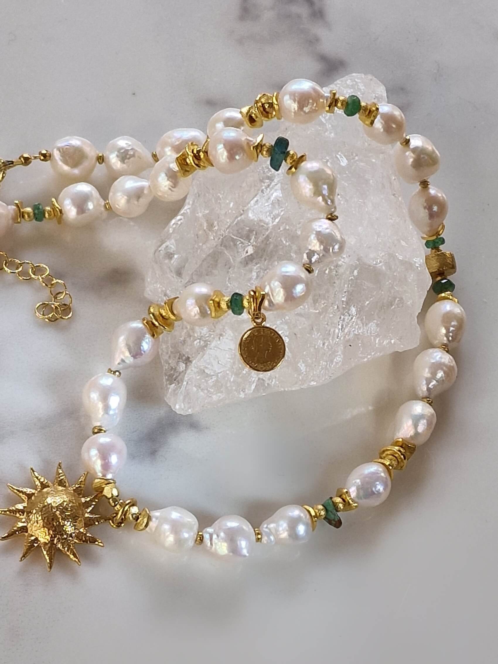 Naszyjnik z Białych Pereł ze Szmaragdem z Zawieszką - Słońce