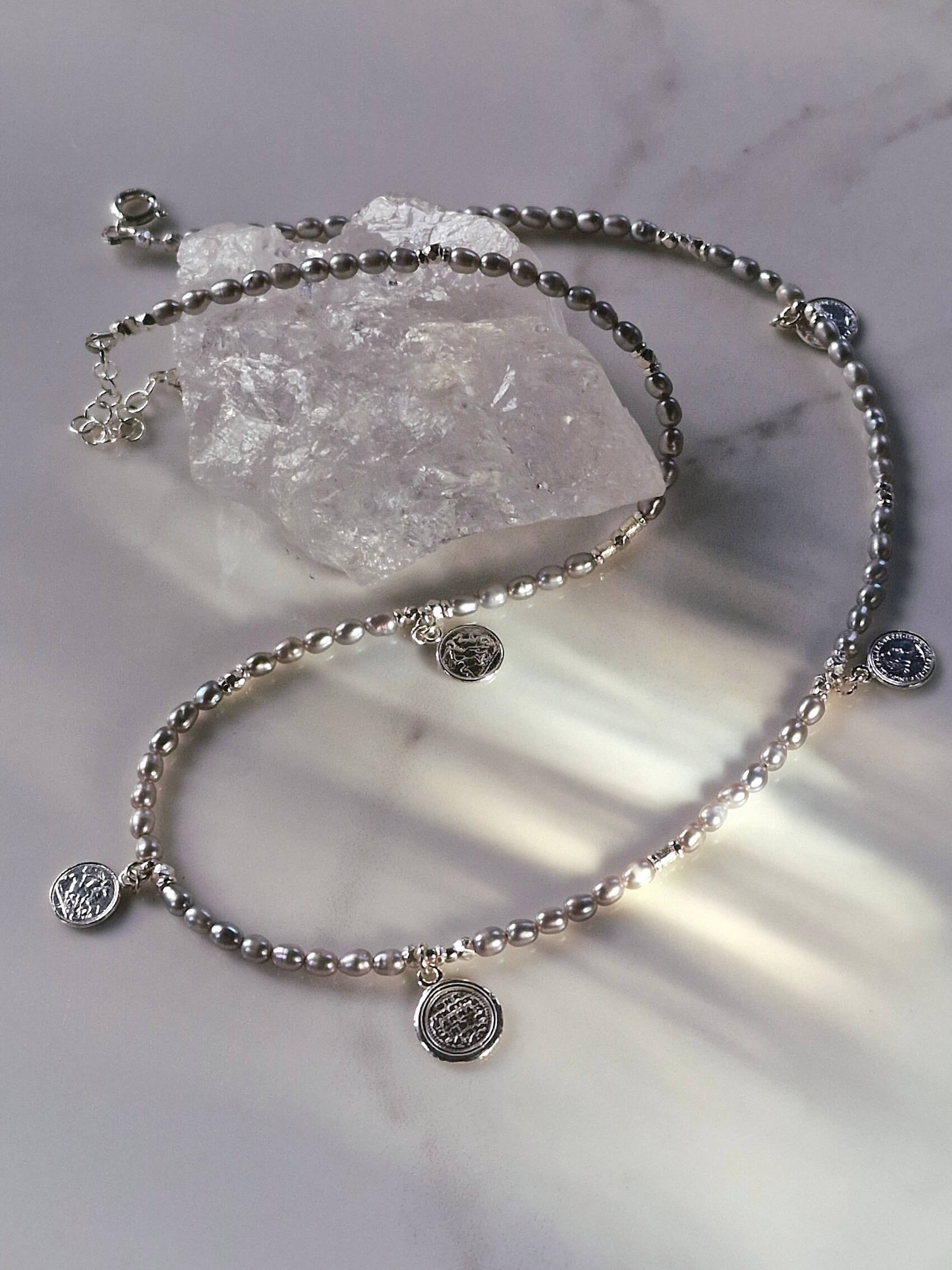 Naszyjnik z Szarych Pereł z Monetkami - Srebro 925