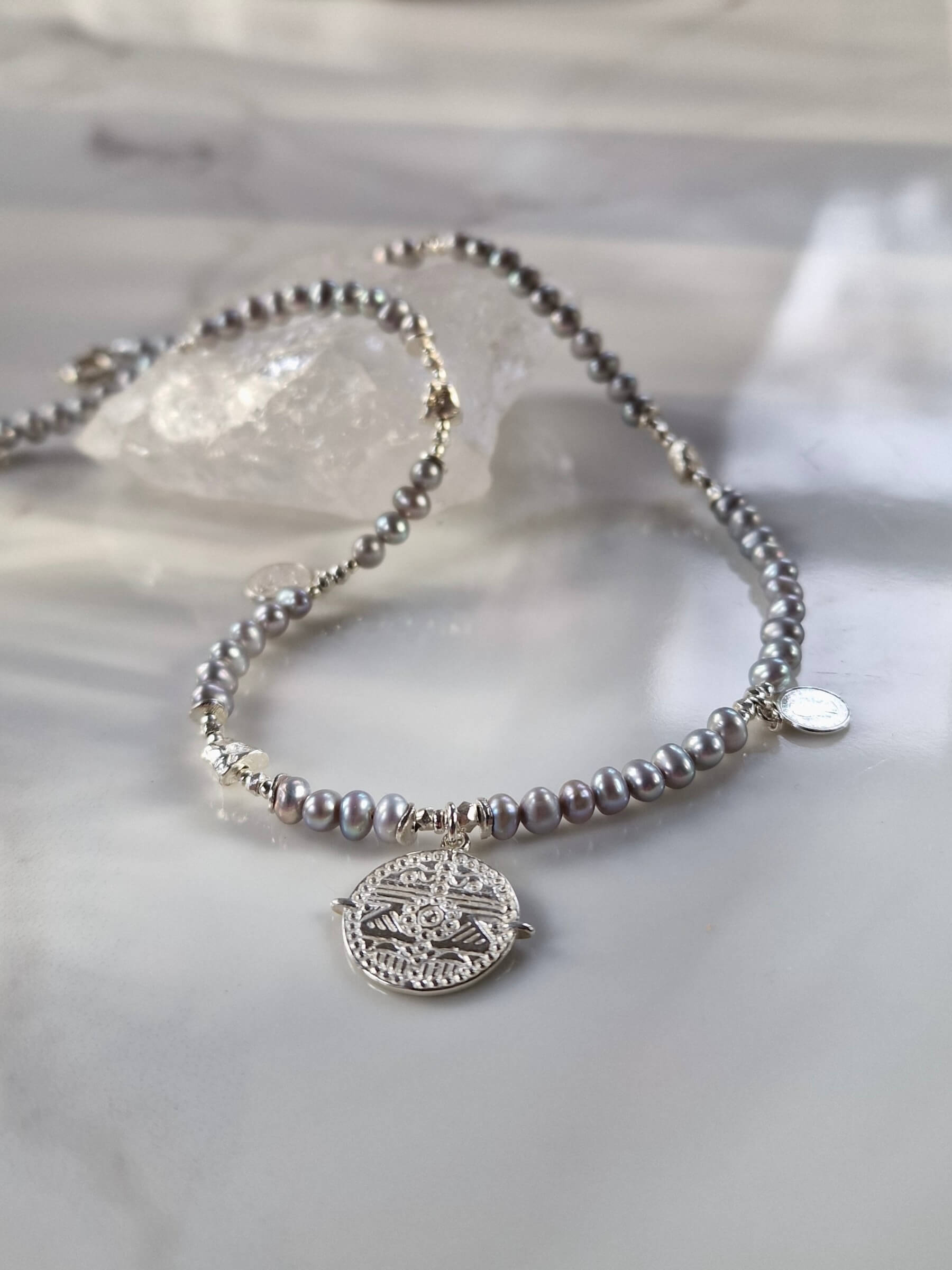 Naszyjnik z Szarych Pereł z Monetą Azteków - Srebro 925