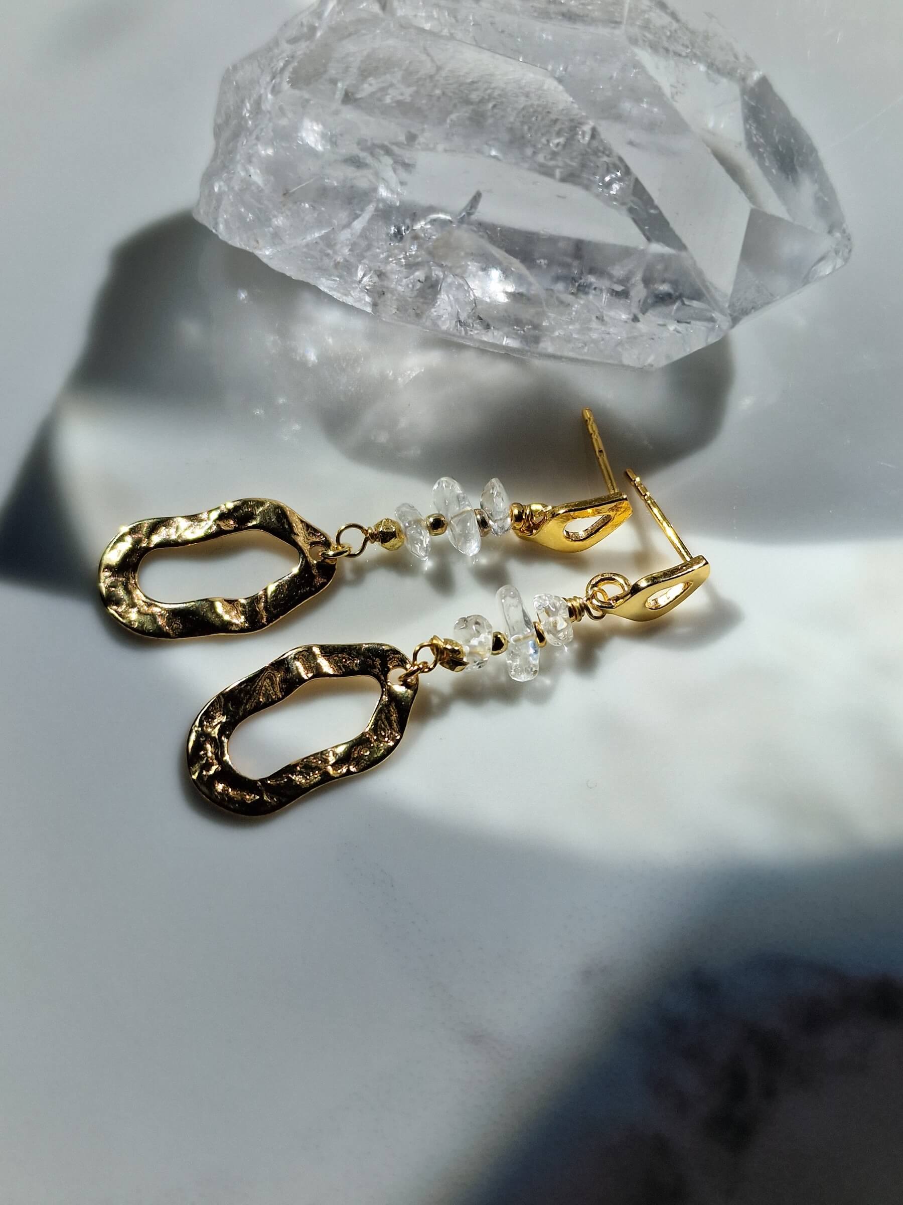 Kolczyki z krysztalem górskim i owalną zawieszką