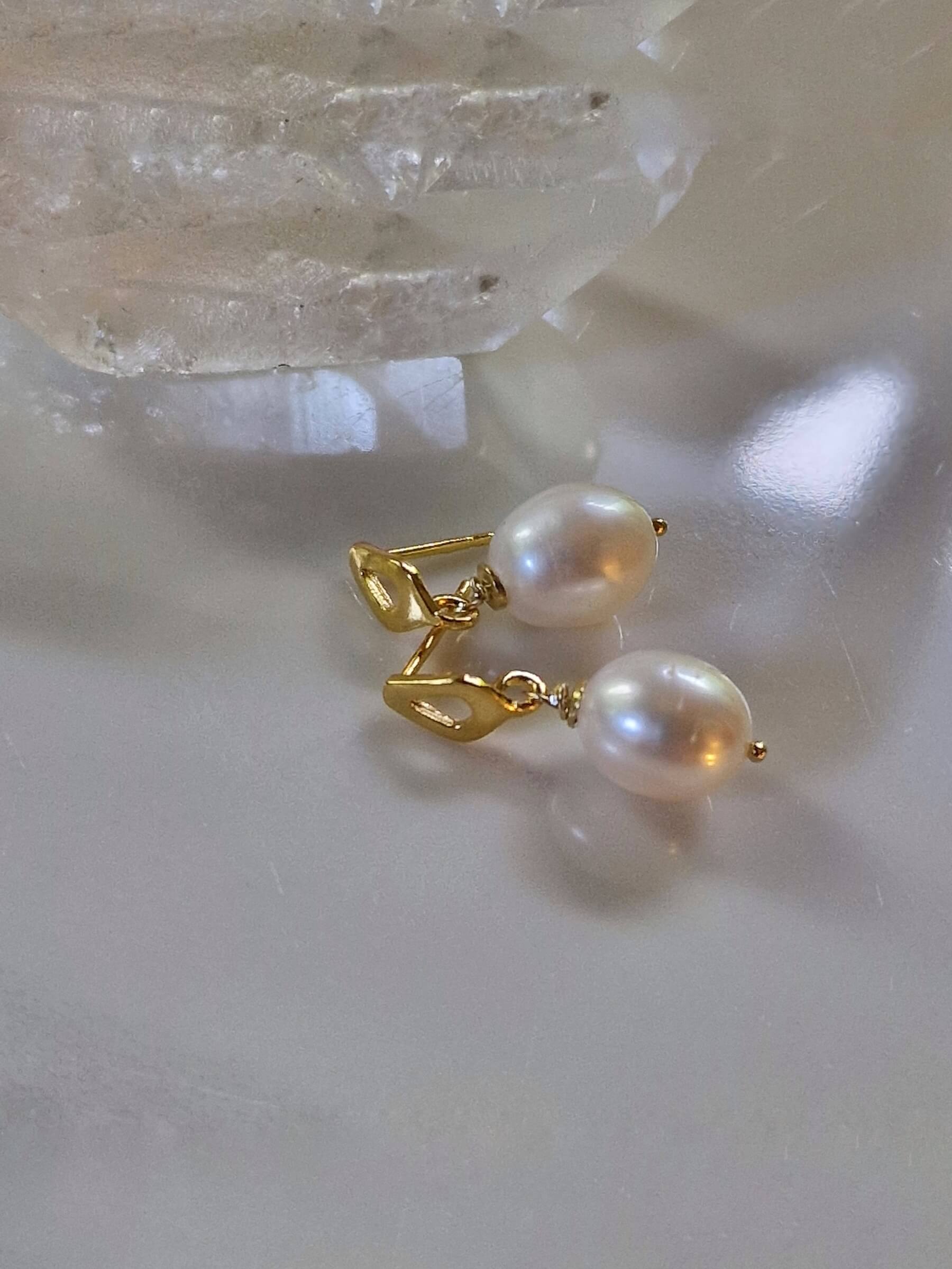 Kolczyki z owalną perłą