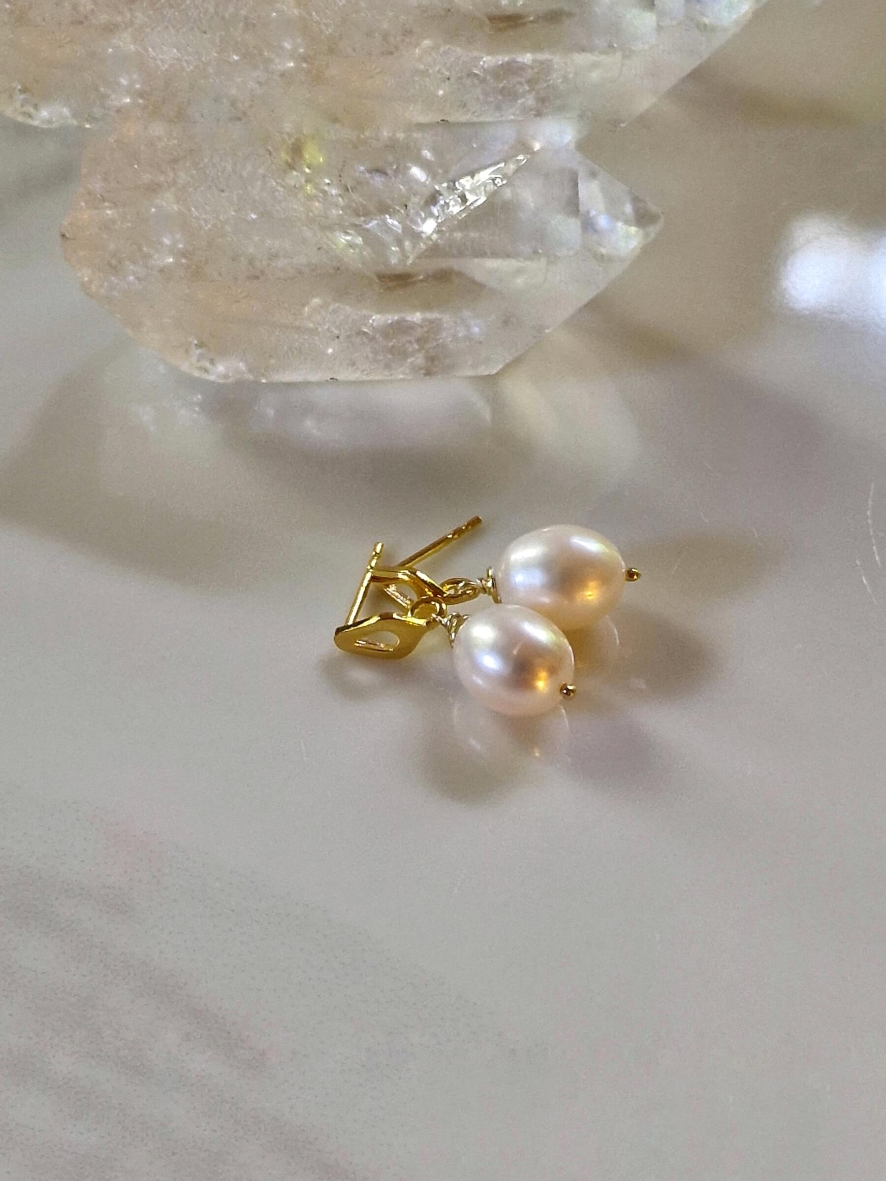 Kolczyki z owalną perłą