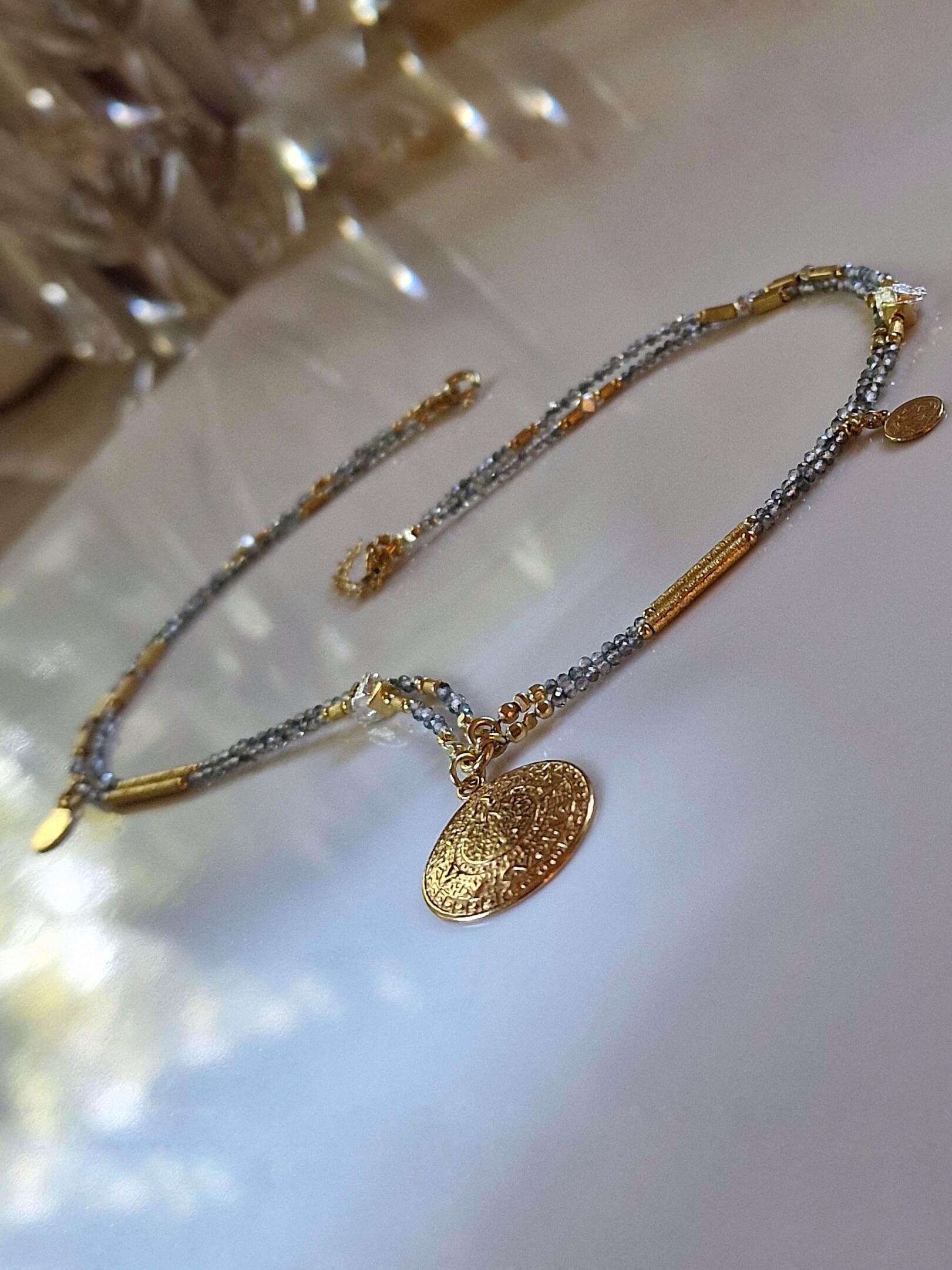 Naszyjnik z Topazem i Zawieszką - Moneta Azteków