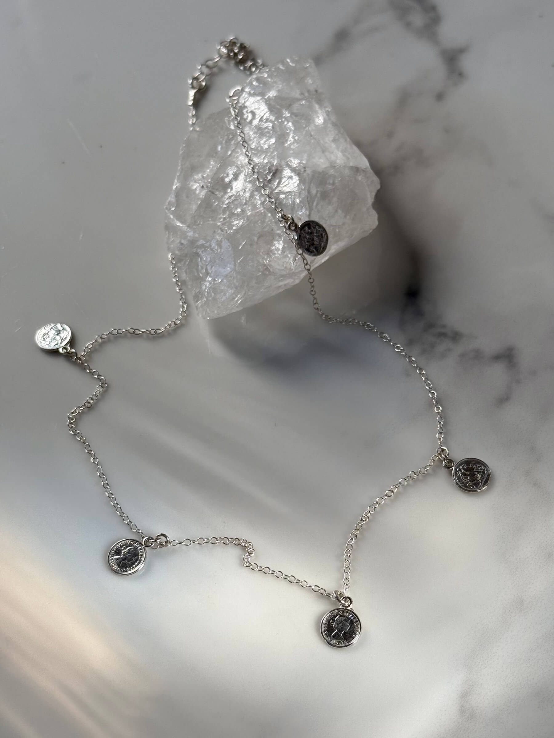 Łańcuszek srebrny z monetkami