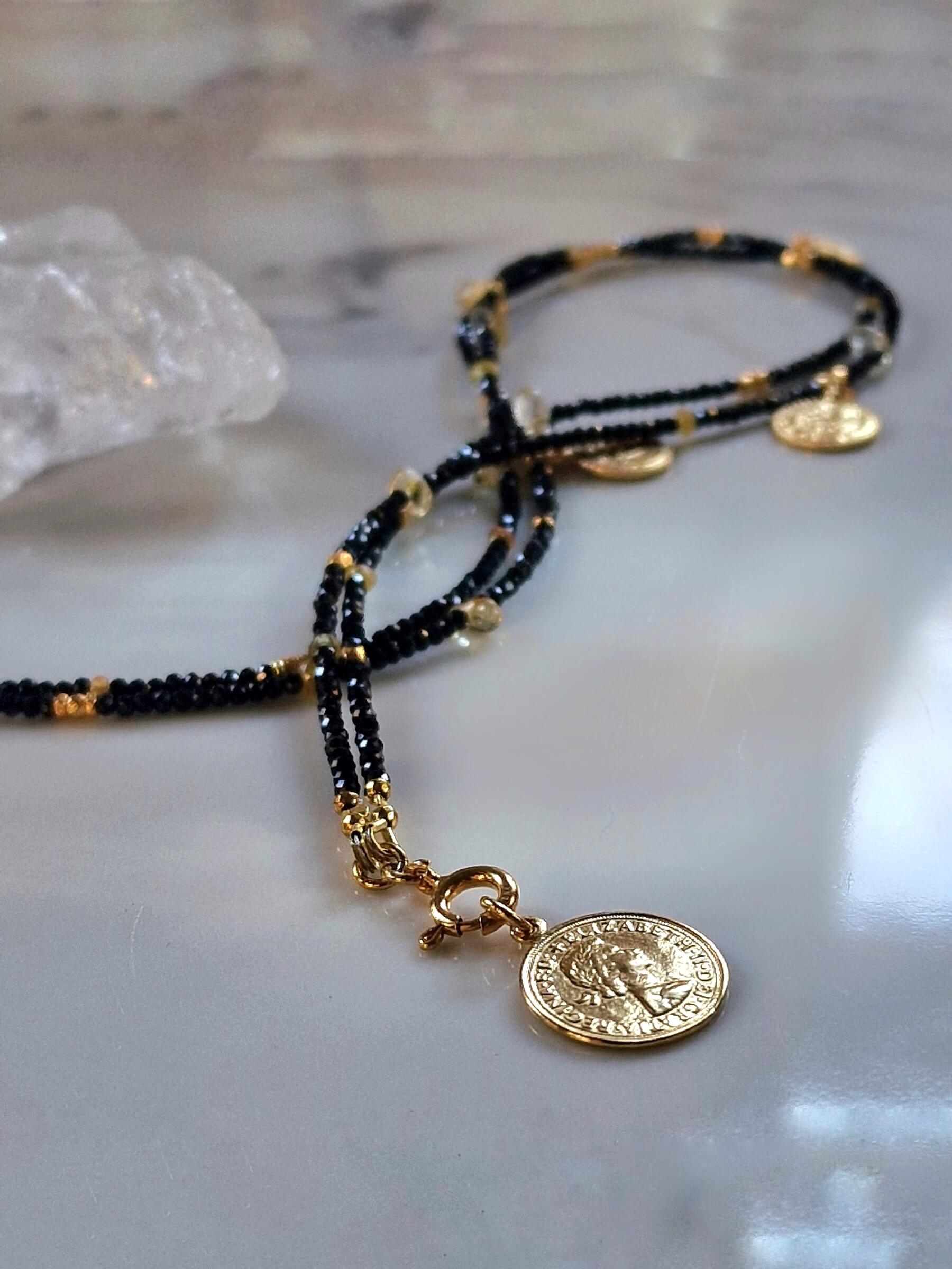 Długi Naszyjnik Czarno-Złoty z Zawieszką - Moneta