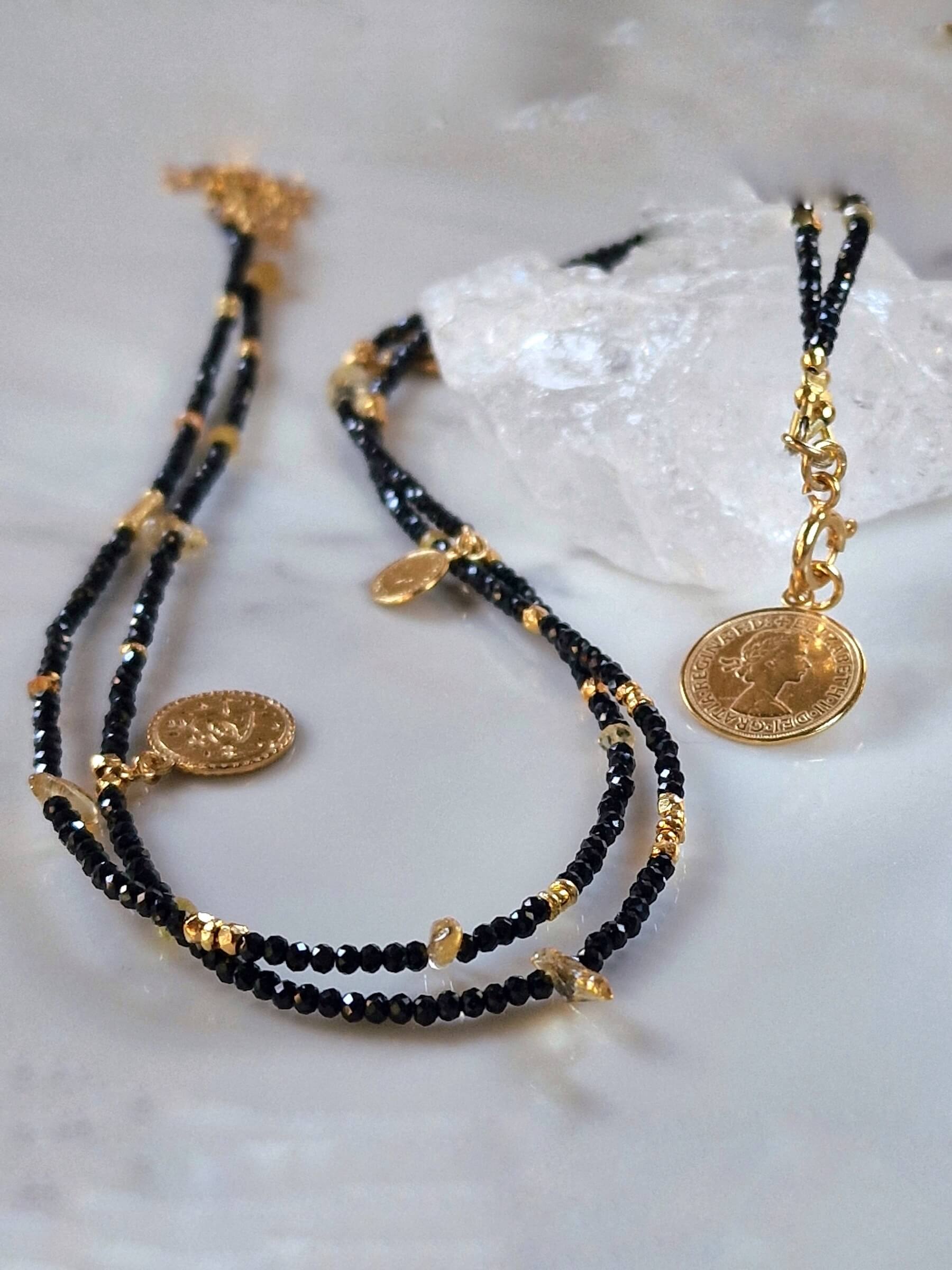 Długi Naszyjnik Czarno-Złoty z Zawieszką - Moneta