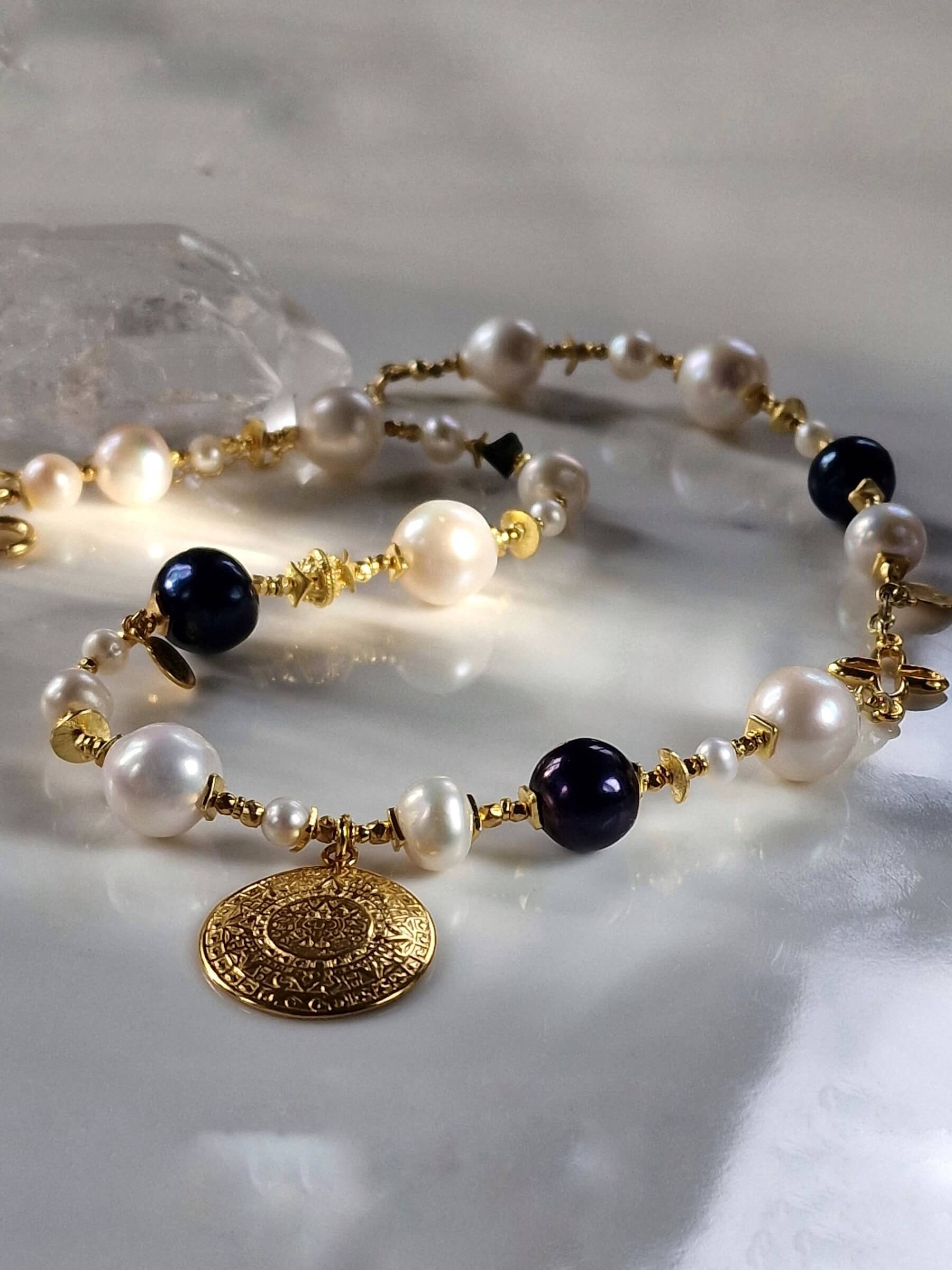 Packshot naszyjnika z białych i czarnych pereł z monetą Azteków – ULASIENICKA