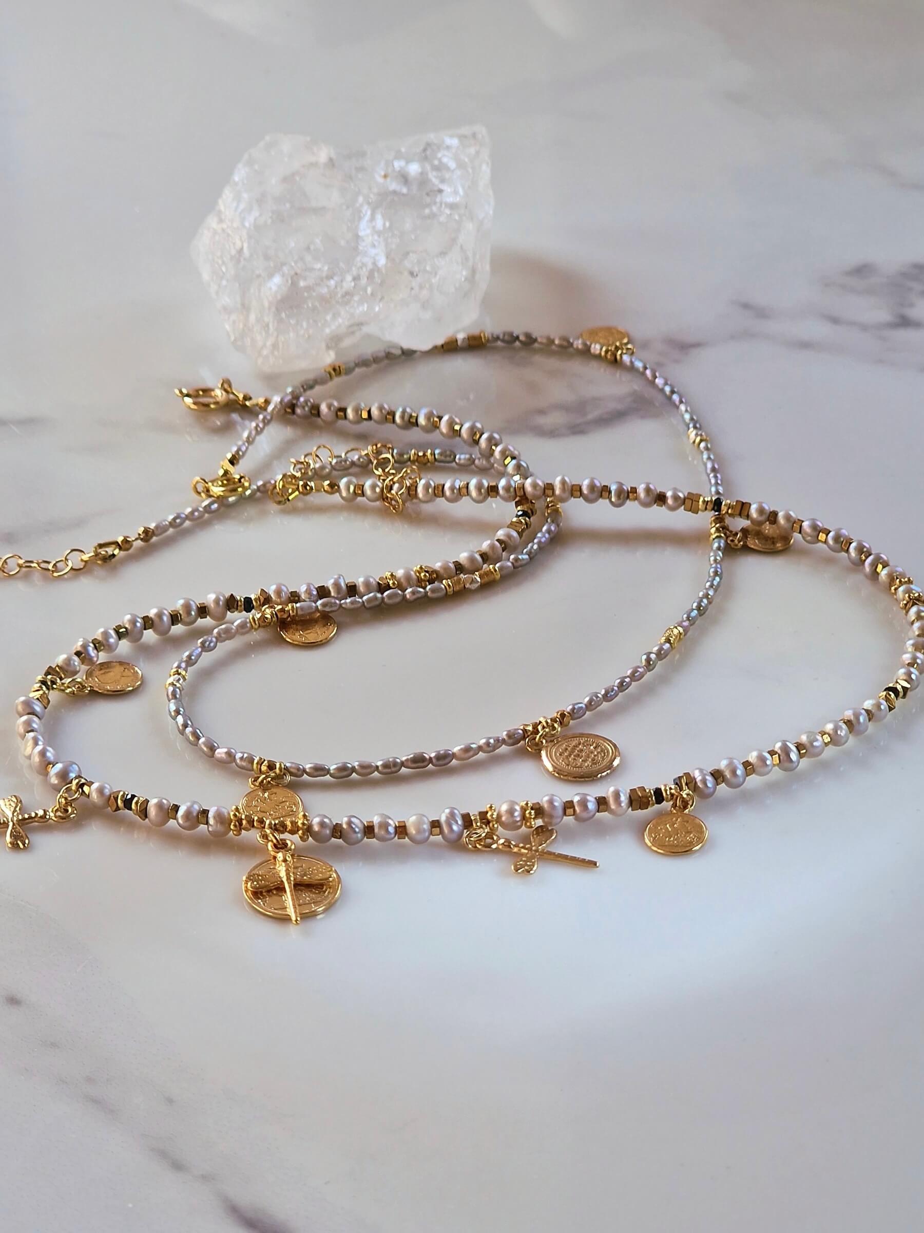 Zestaw Naszyjników z Szarych Pereł z Monetkami
