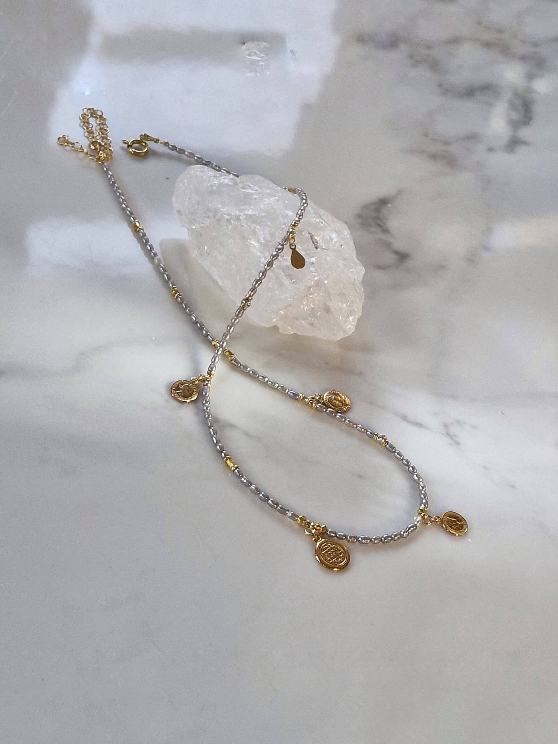 Zestaw Naszyjników z Szarych Pereł z Monetkami