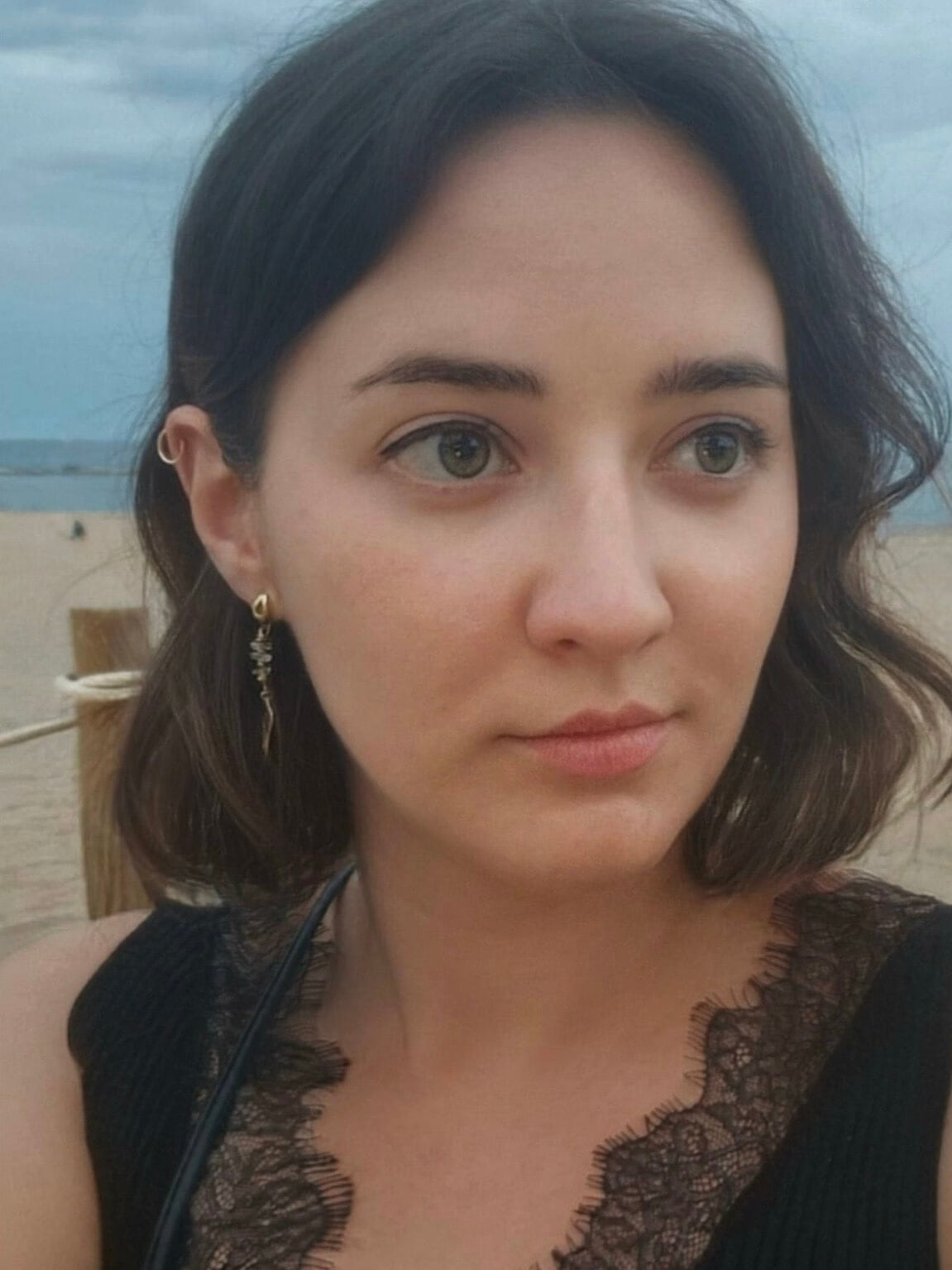 Kolczyki z krysztalem górskim i owalną zawieszką