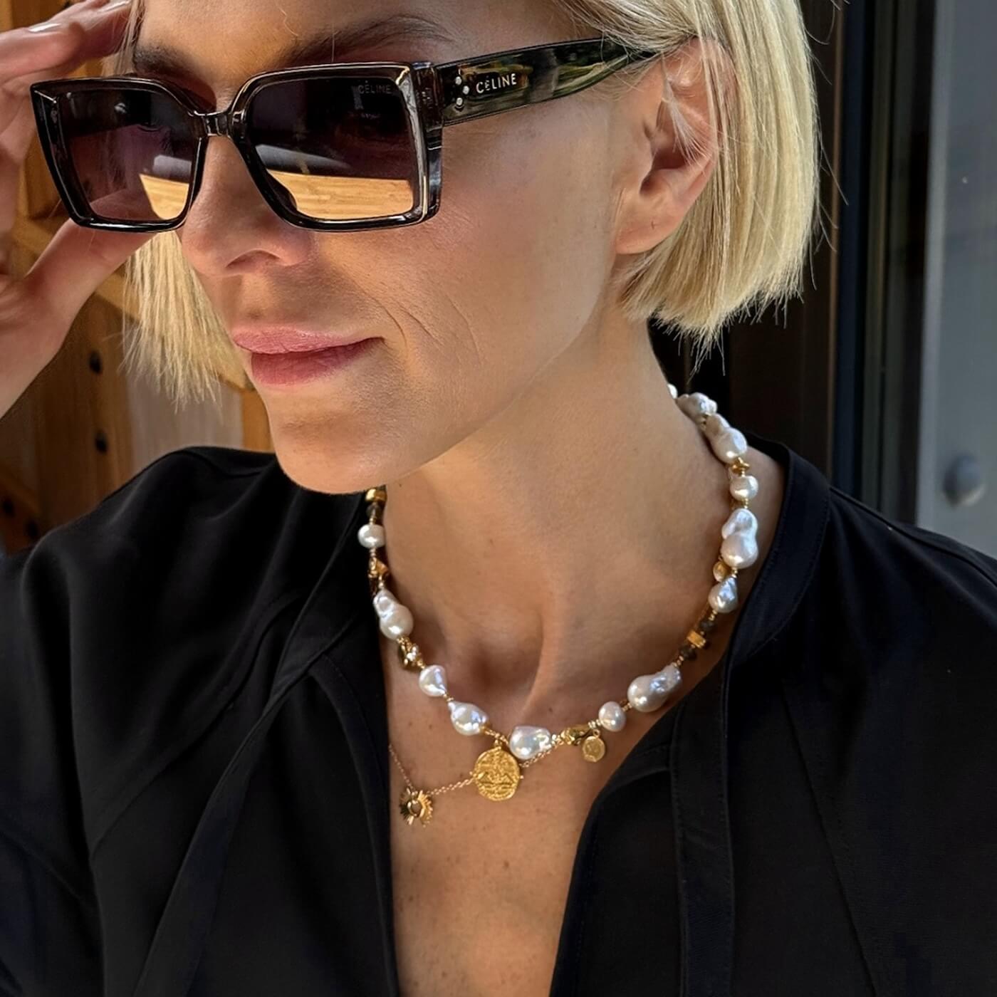 Naszyjnik z nieregularnych pereł z labradorytem na modelce w casualowej stylizacji