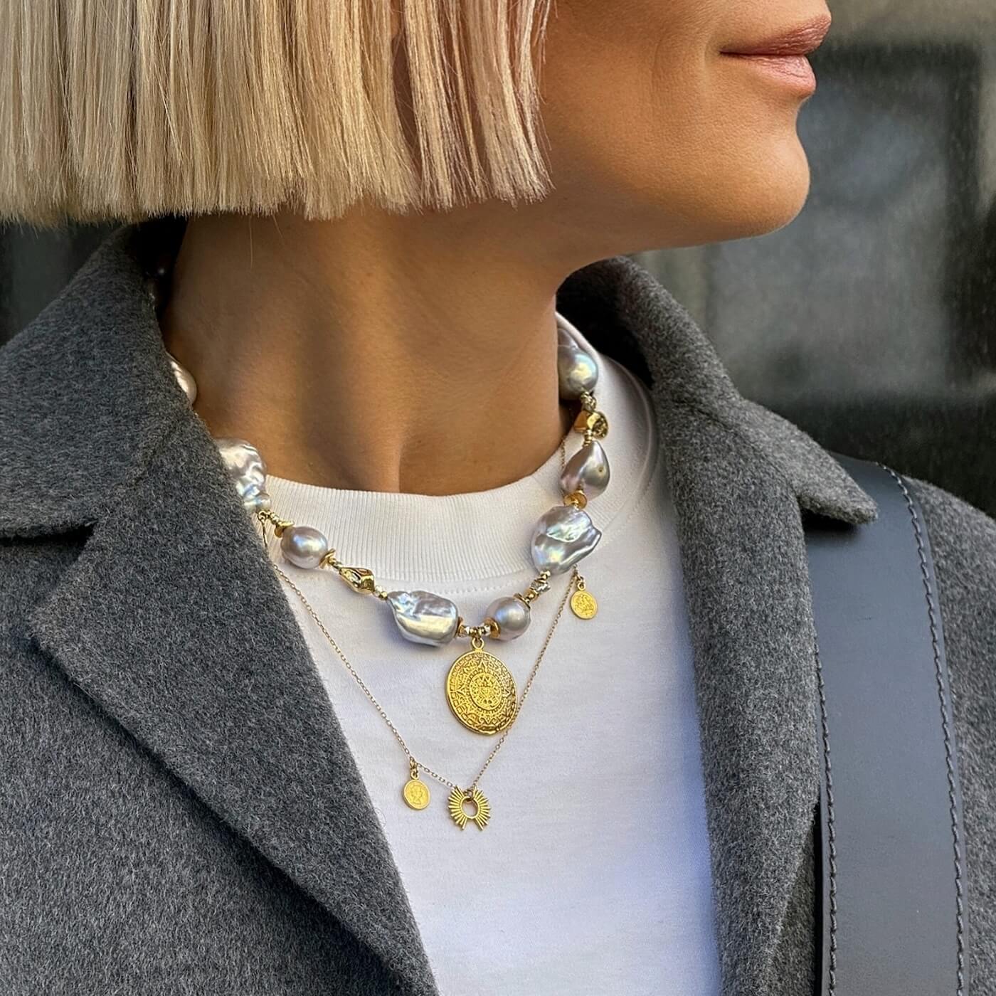 Naszyjnik z szarych pereł barokowych z monetą Azteków na modelce w casualowej stylizacji