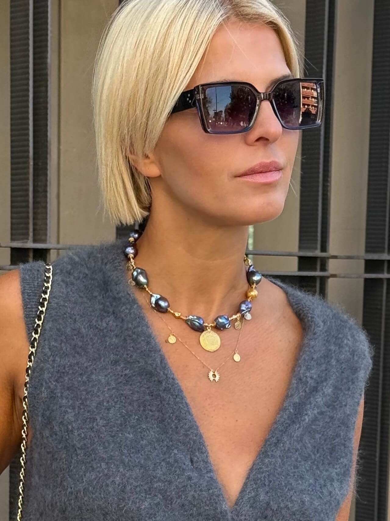 Detal grafitowych pereł barokowych i monety Azteków w naszyjniku