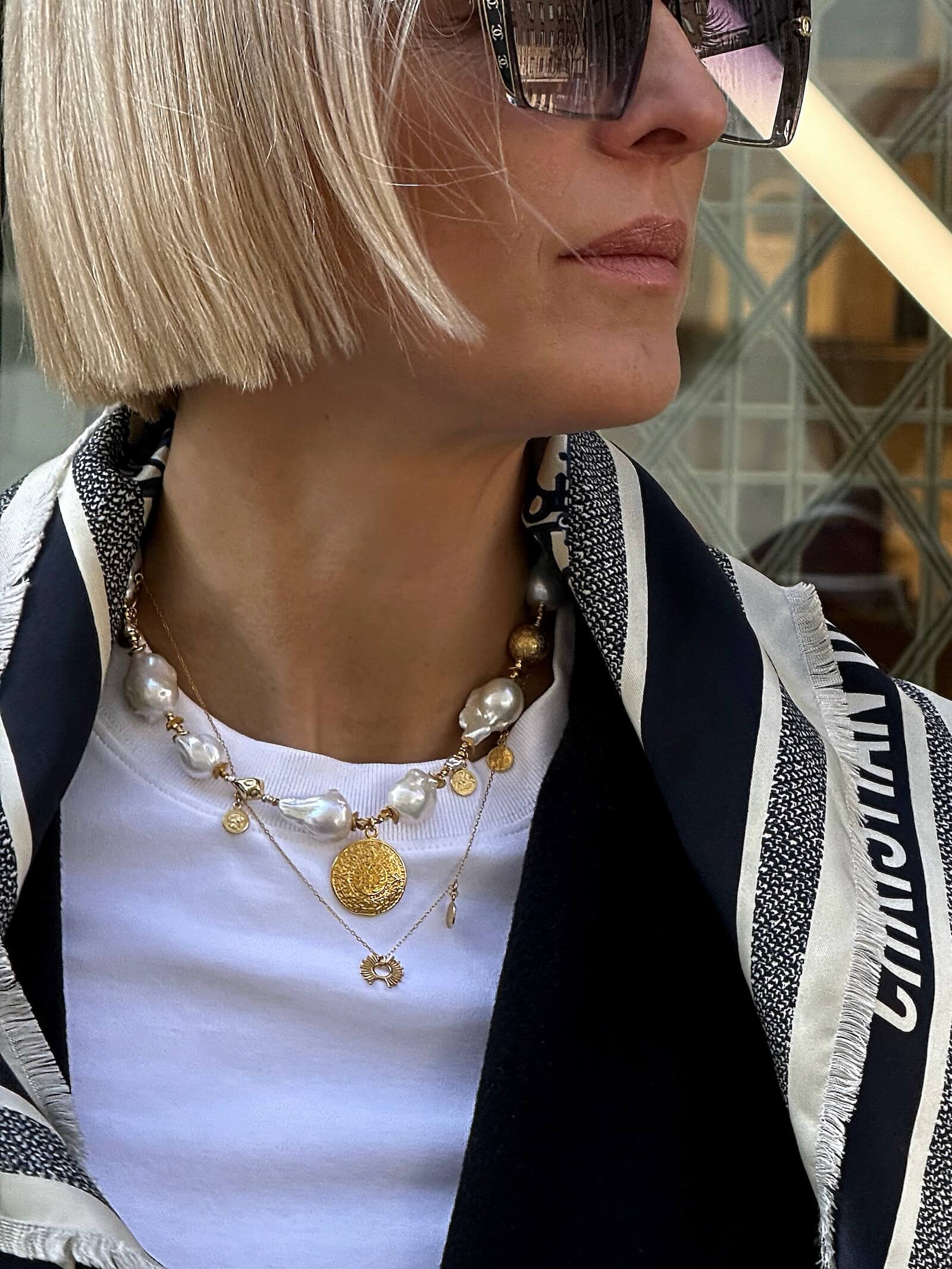 Naszyjnik z białych pereł barokowych na modelce – stylizacja miejska