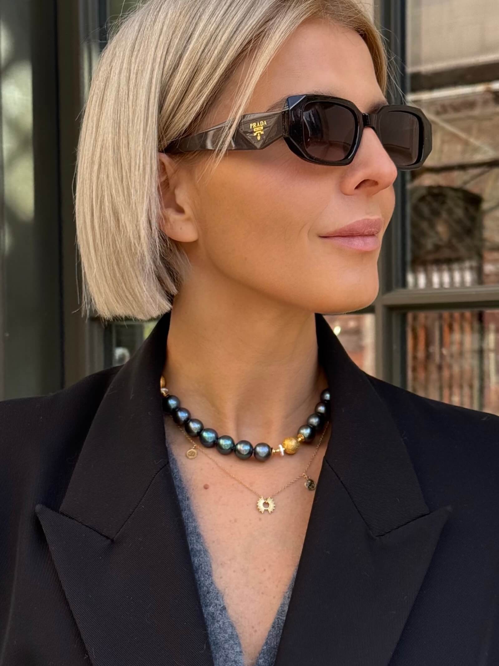 Choker z grafitowych pereł na szyi – minimalistyczna stylizacja