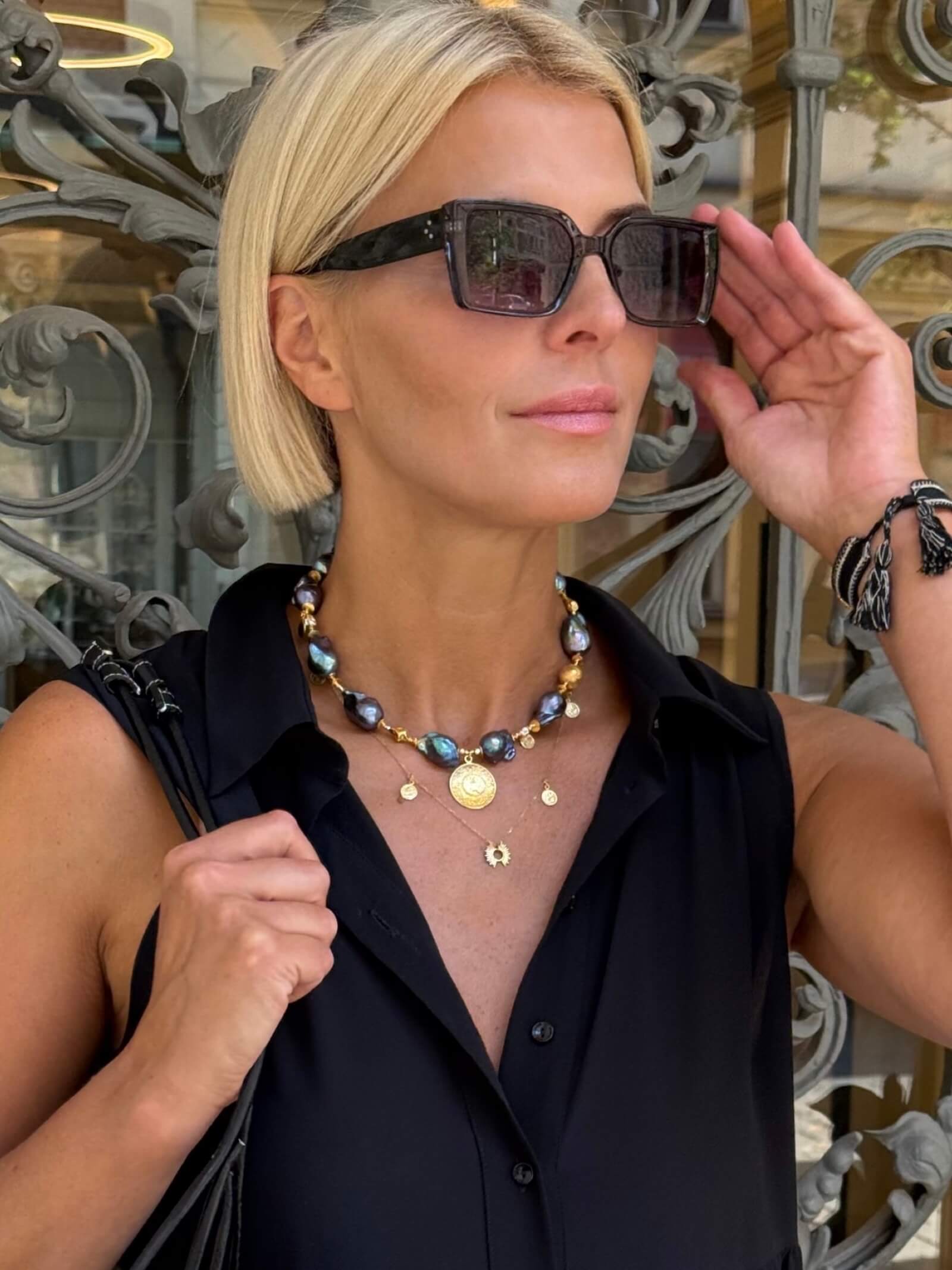 Naszyjnik z grafitowych pereł barokowych noszony latem