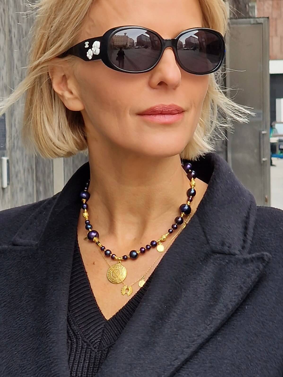 Naszyjnik z Czarnych Pereł z Zawieszka - Moneta Azteków